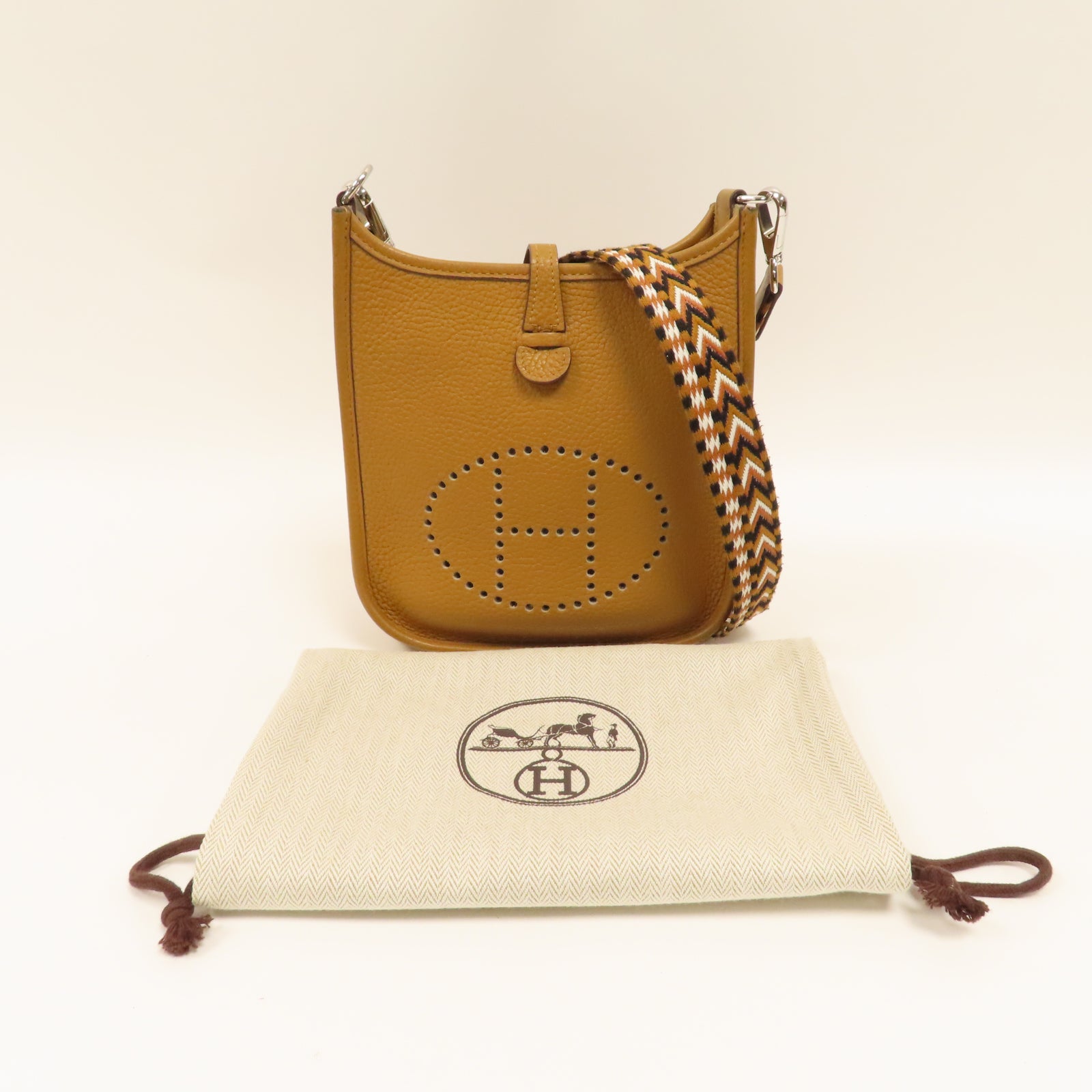 HERMES Clemence皮革Evelyne TPM銀扣肩背袋Camel駱駝色