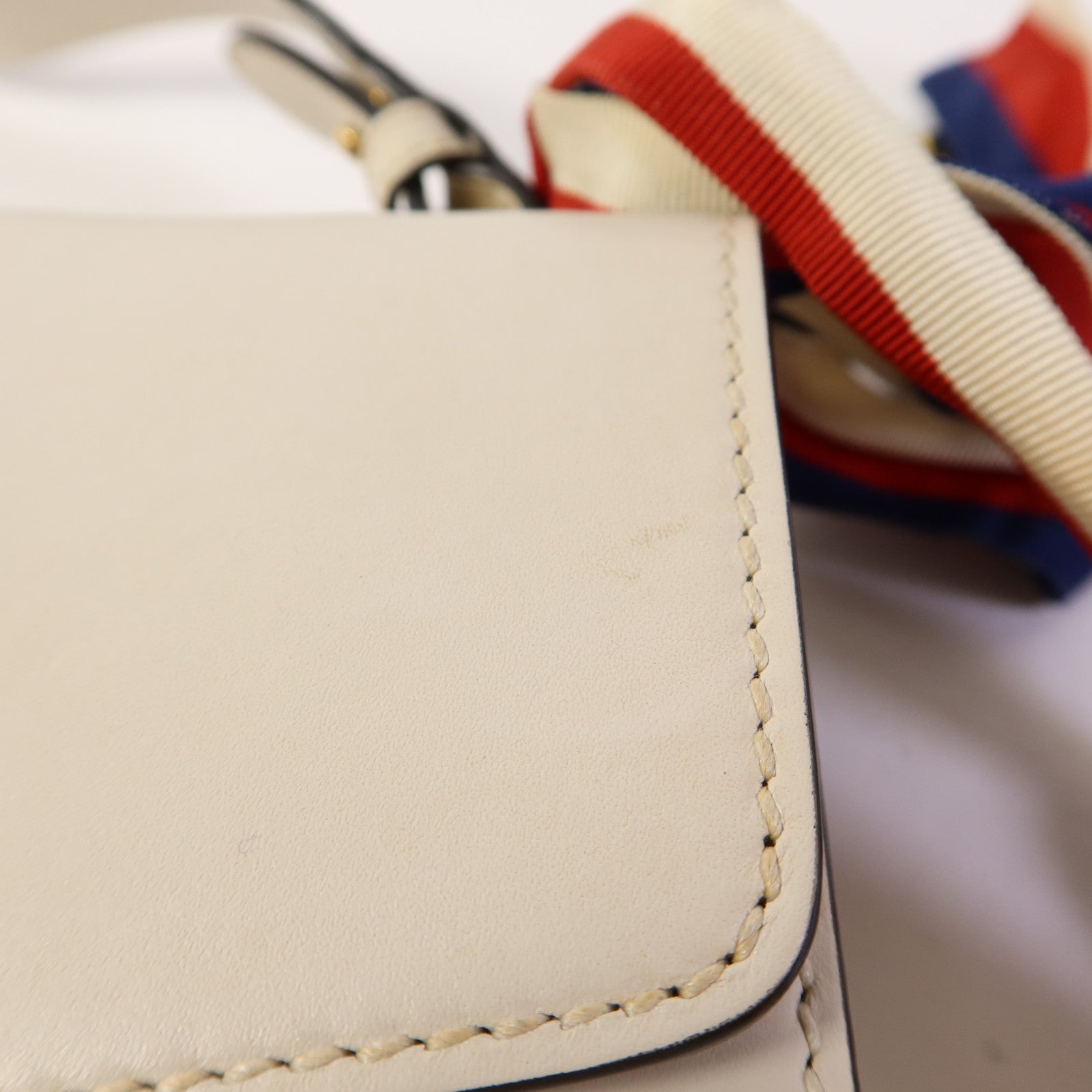 GUCCI 牛皮皮革Sylvie金扣肩背袋