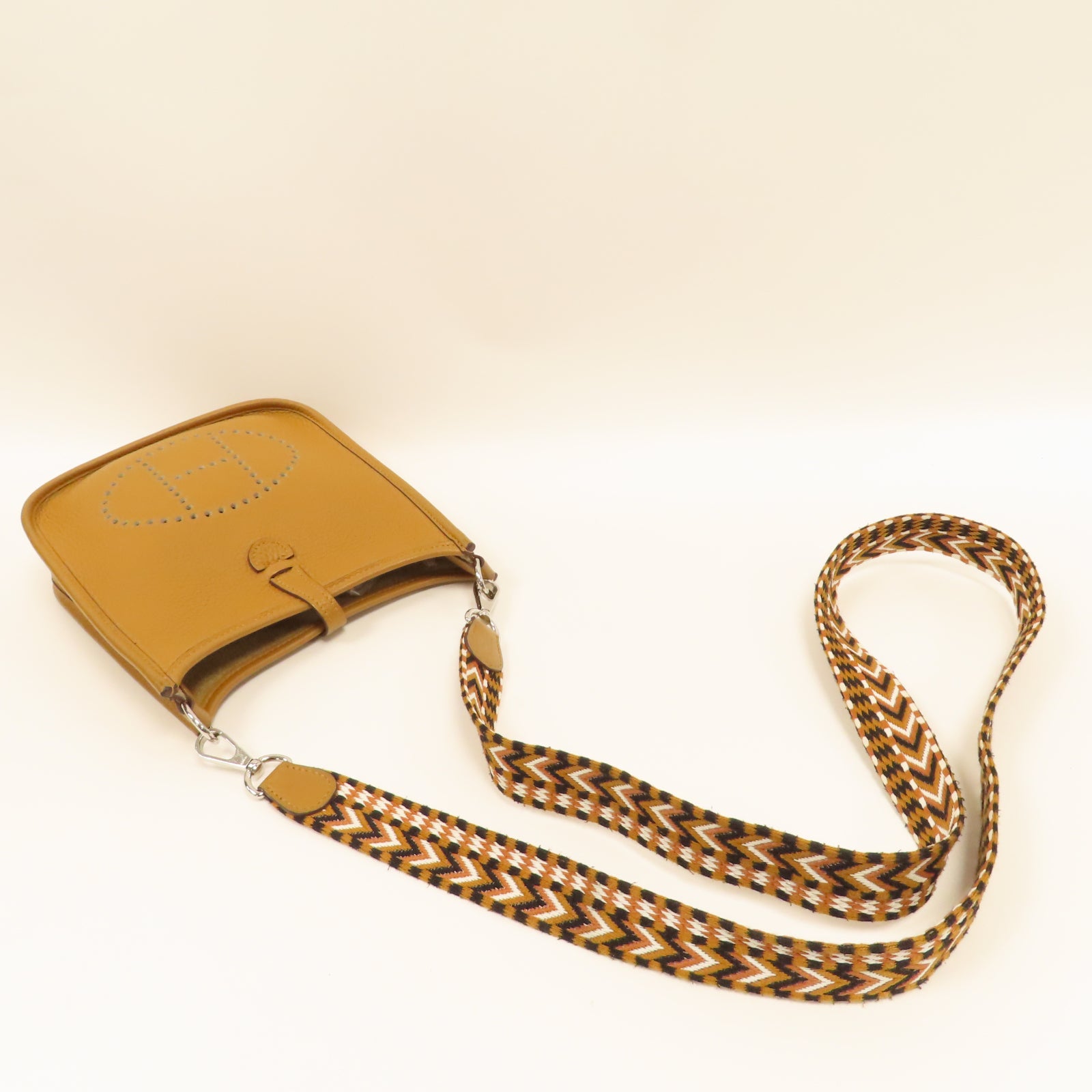 HERMES Clemence皮革Evelyne TPM銀扣肩背袋Camel駱駝色