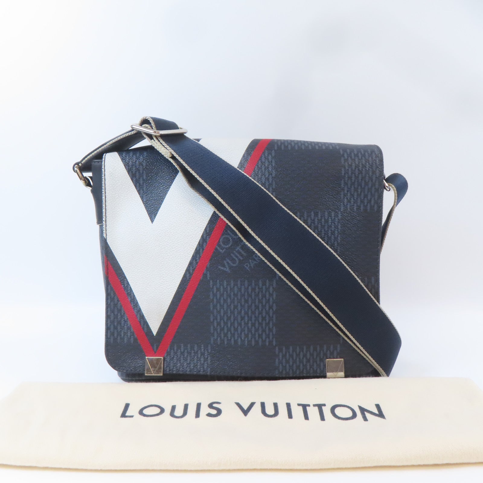 LOUIS VUITTON Damier Cobalt District 2017銀扣肩背袋深藍色/白色/紅色
