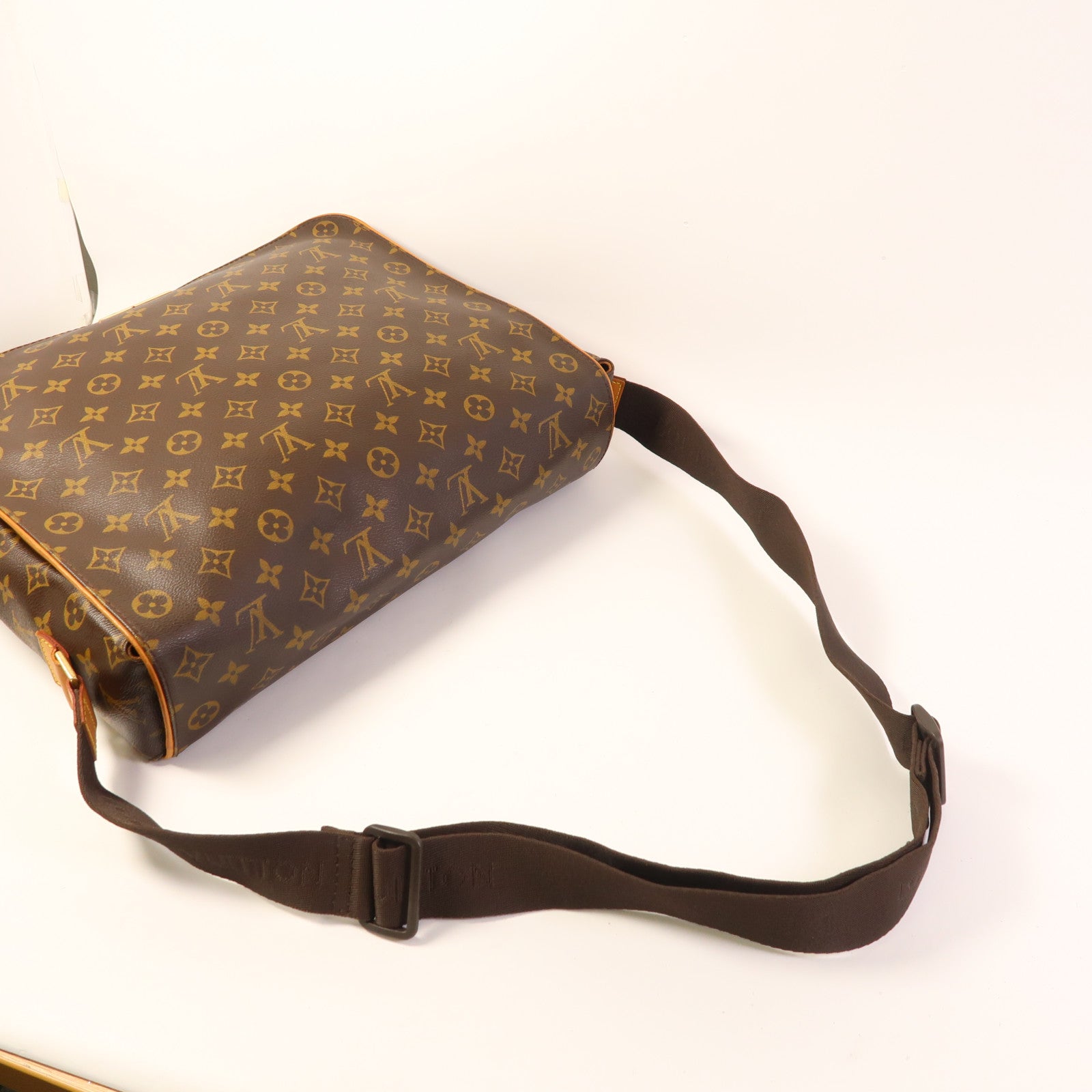 LOUIS VUITTON Monogram Abbesses金扣肩背袋
