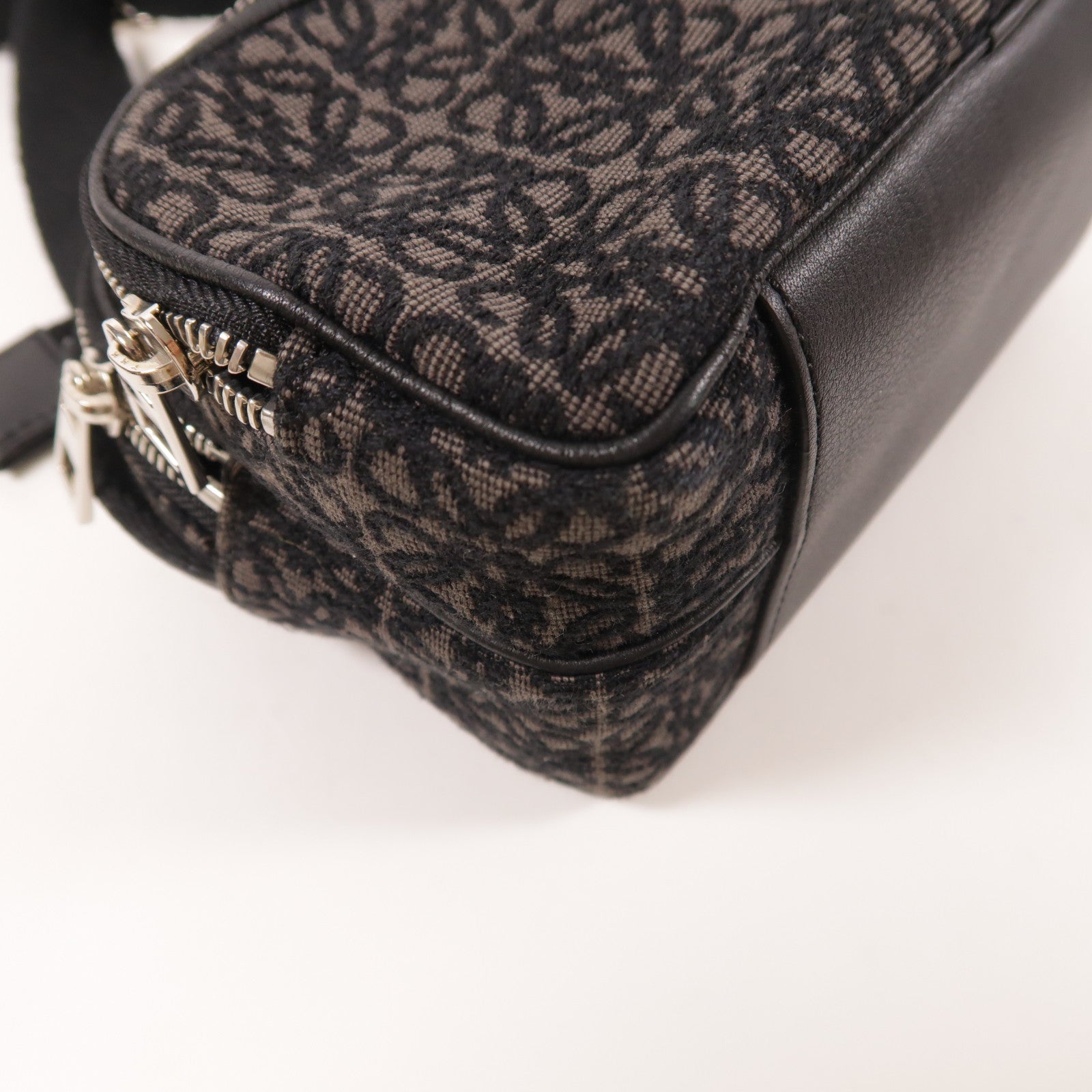 LOEWE 帆布Anagram Mini Camera Bag銀扣肩背袋