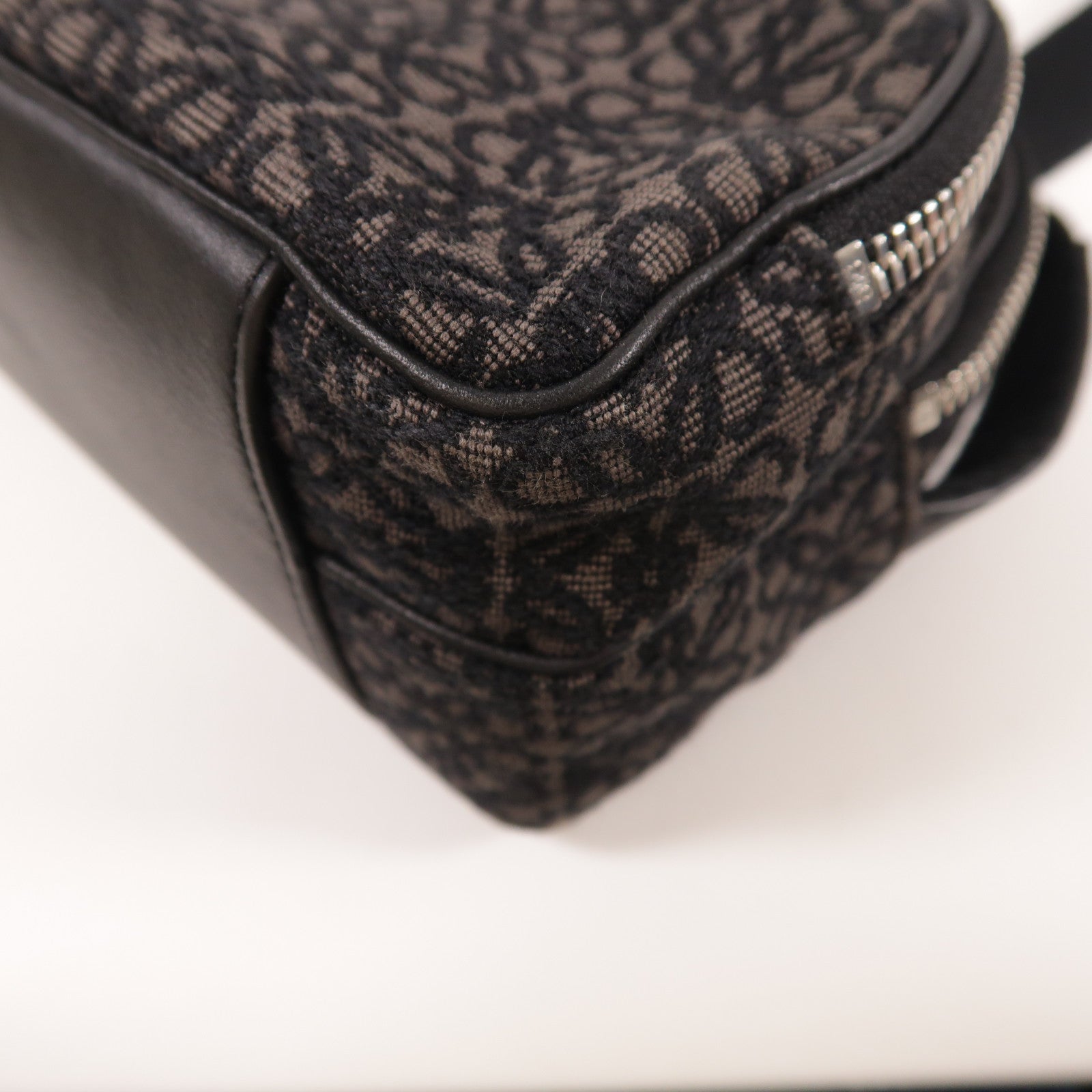 LOEWE 帆布Anagram Mini Camera Bag銀扣肩背袋