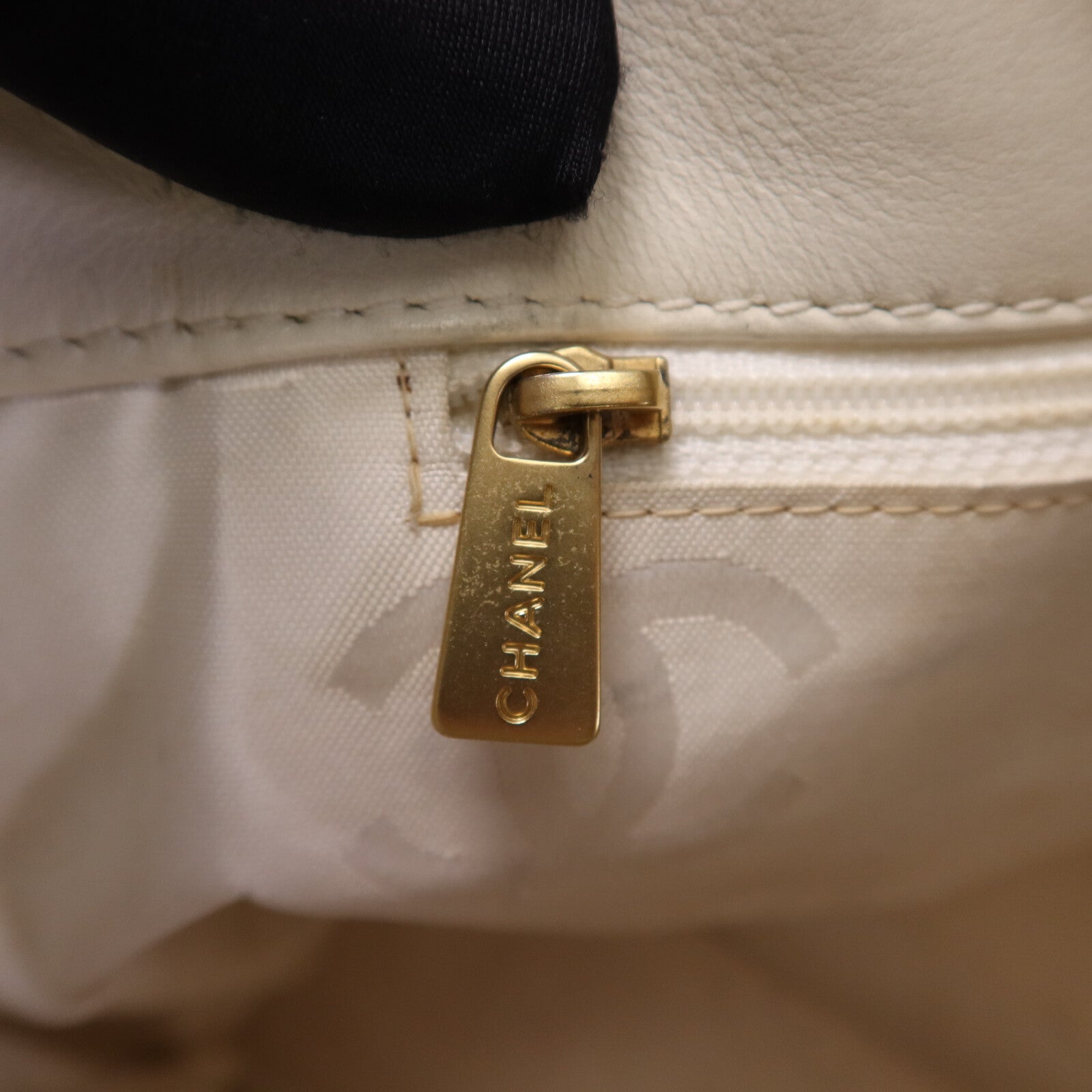 CHANEL 【激減優惠】牛皮皮革 Vivian Tote金色扣手挽袋