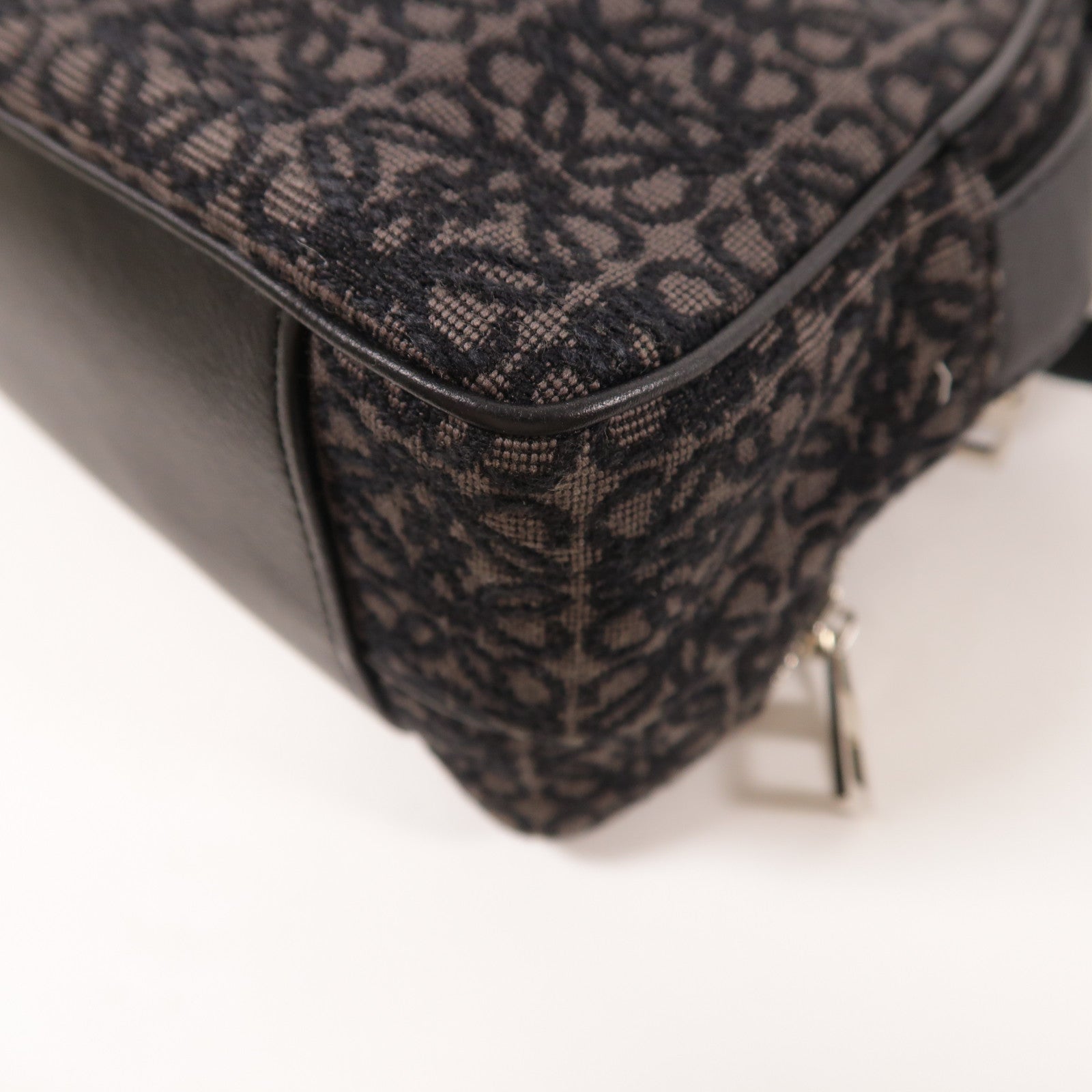 LOEWE 帆布Anagram Mini Camera Bag銀扣肩背袋