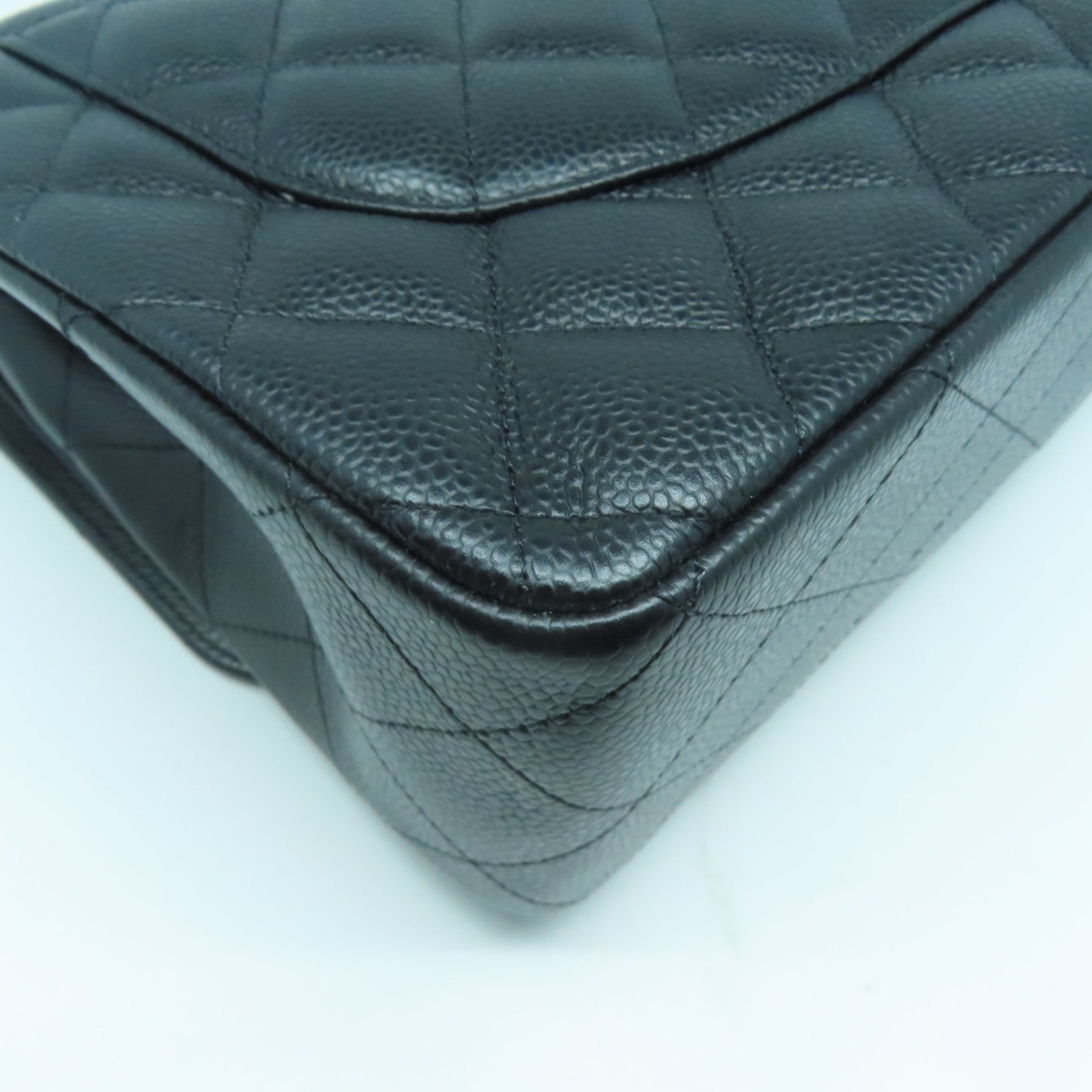 CHANEL 【激減優惠】菱格Caviar皮革Classic銀扣肩背袋黑色