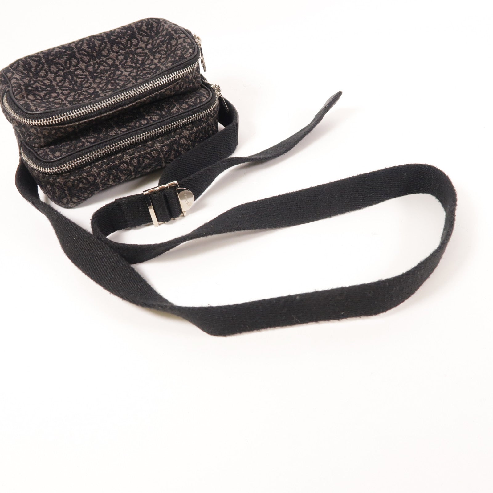 LOEWE 帆布Anagram Mini Camera Bag銀扣肩背袋