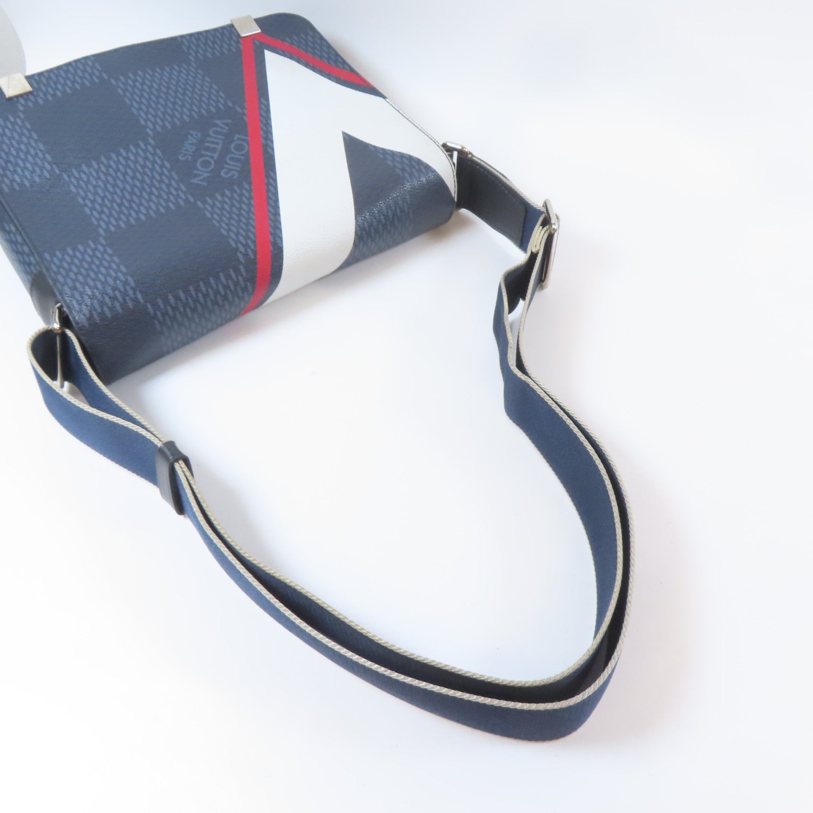 LOUIS VUITTON Damier Cobalt District 2017銀扣肩背袋深藍色/白色/紅色