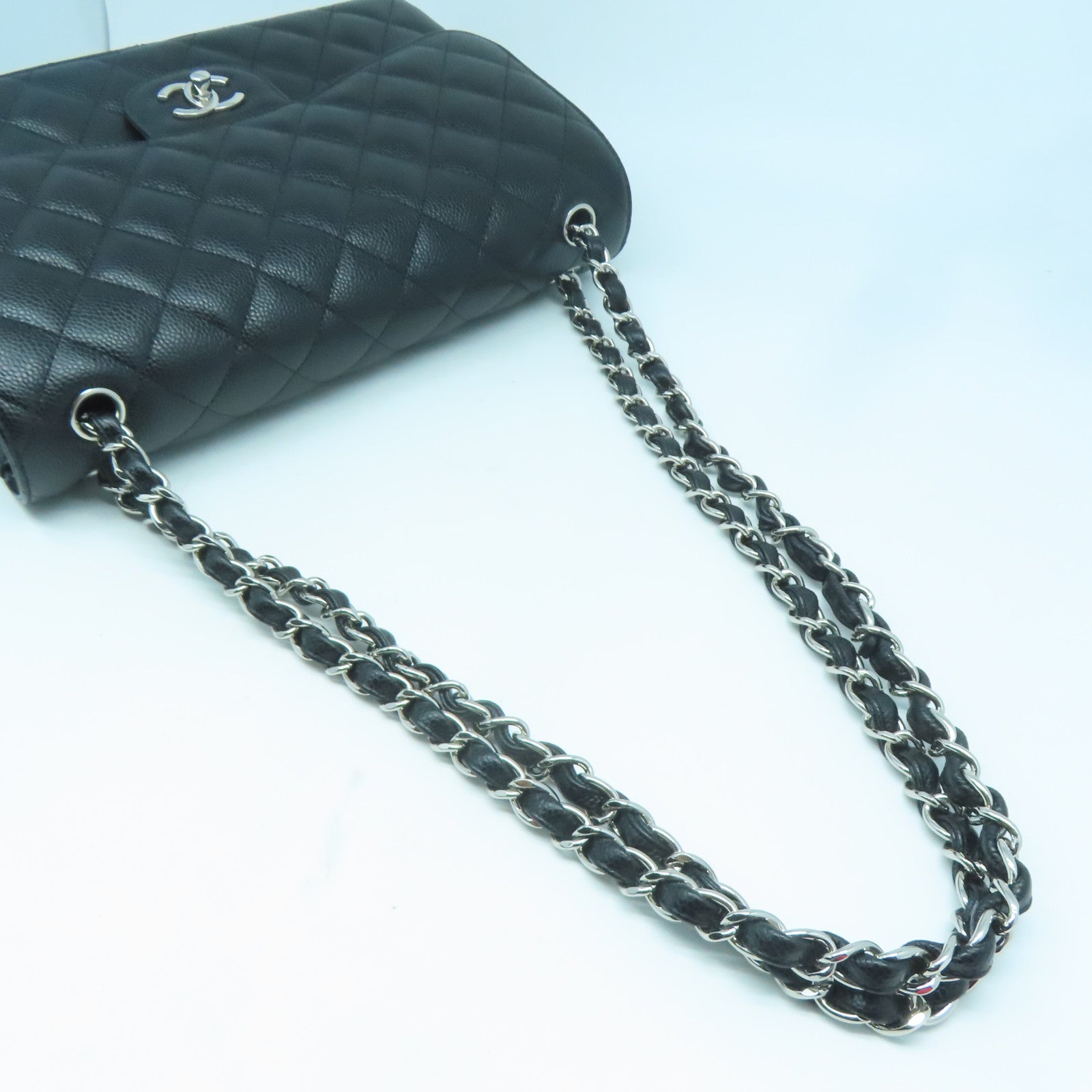 CHANEL 【激減優惠】菱格Caviar皮革Classic銀扣肩背袋黑色