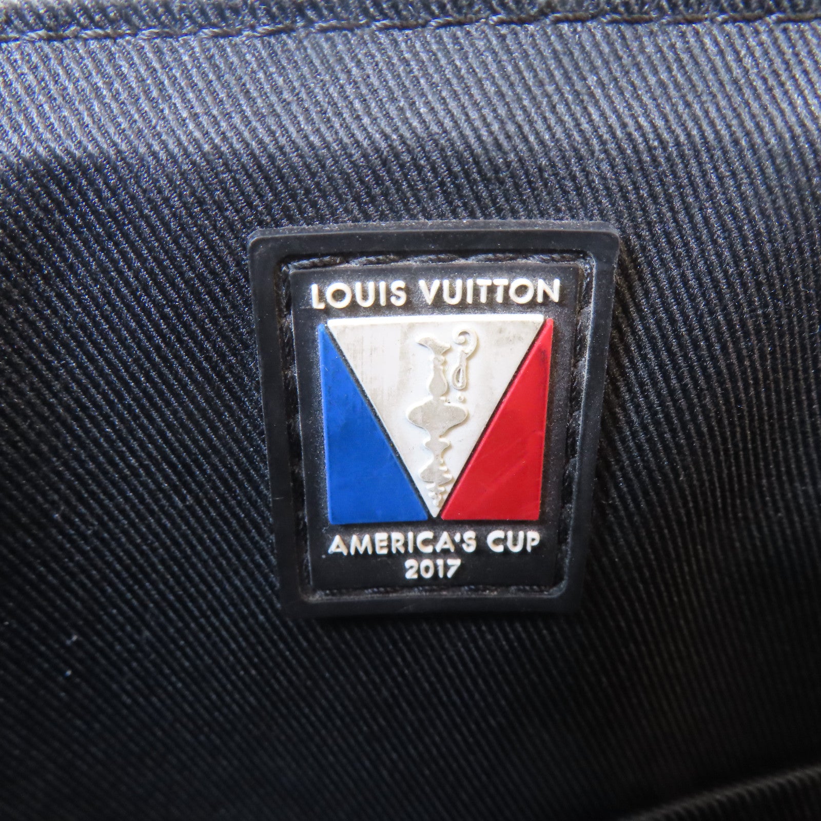 LOUIS VUITTON Damier Cobalt District 2017銀扣肩背袋深藍色/白色/紅色