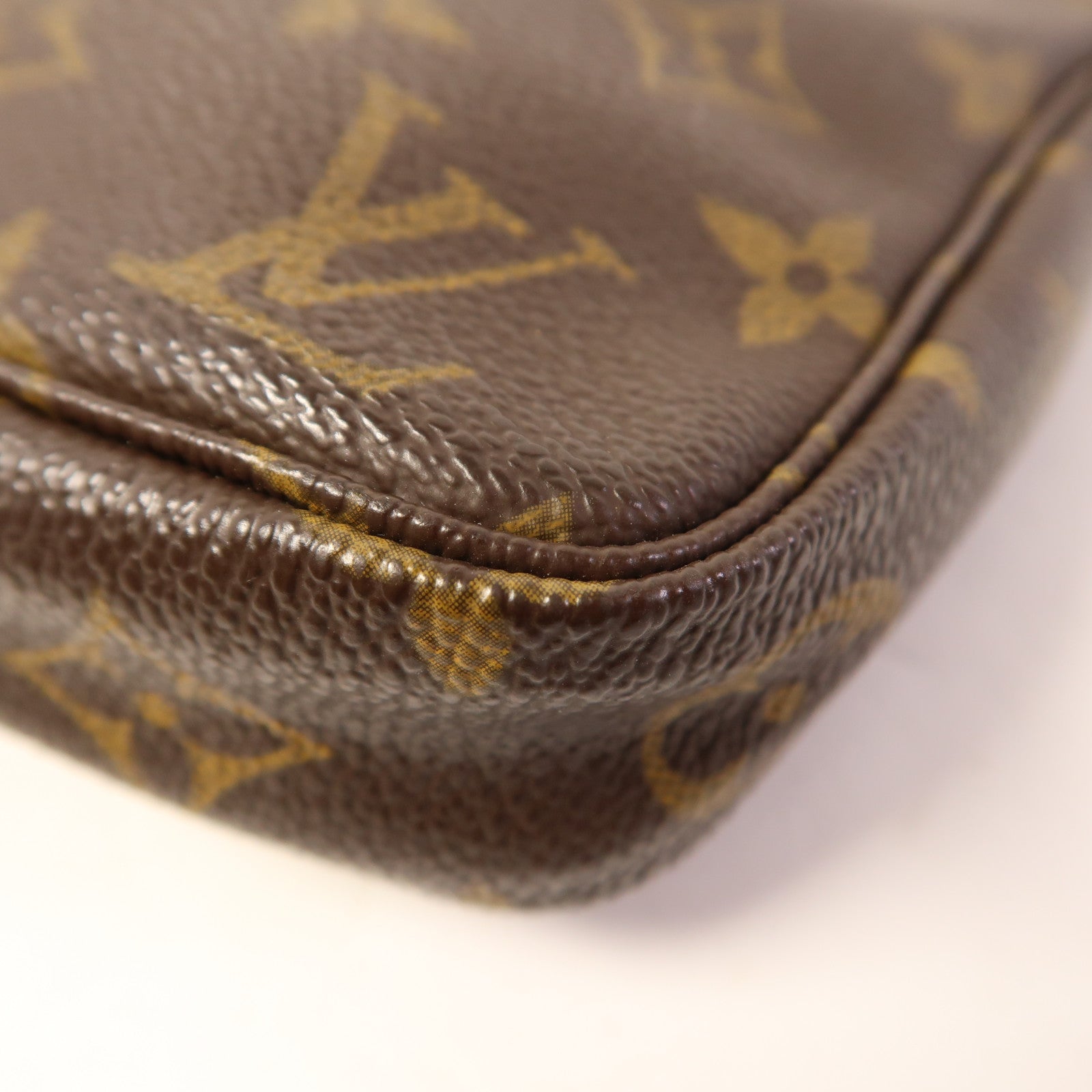 LOUIS VUITTON Monogram Pochette Accessoires金扣手挽袋棕色
