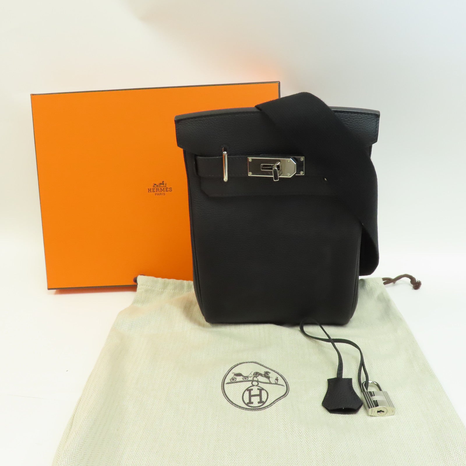HERMES 【激減優惠】Togo皮革Hac A Dos PM銀扣肩背袋Noir/經典黑色