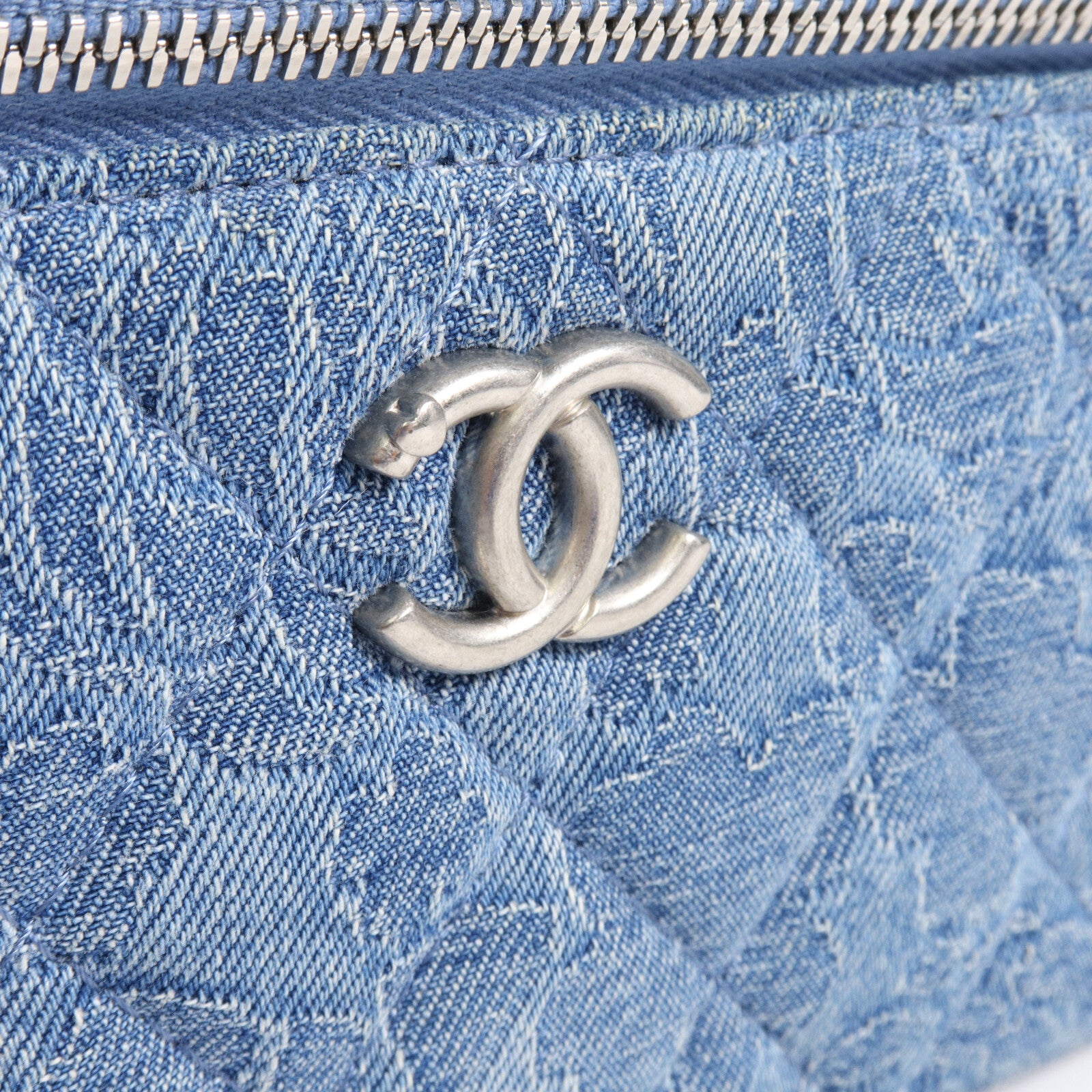 CHANEL 牛仔布Vanity Case鏈帶肩背袋