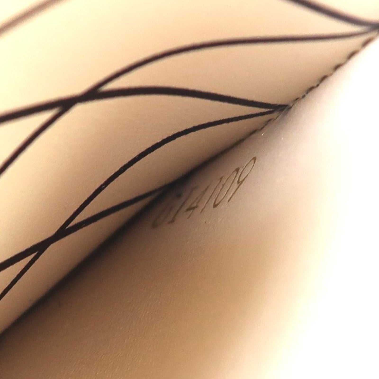 LOUIS VUITTON Epi Trunk Vertical金扣肩背袋黑色