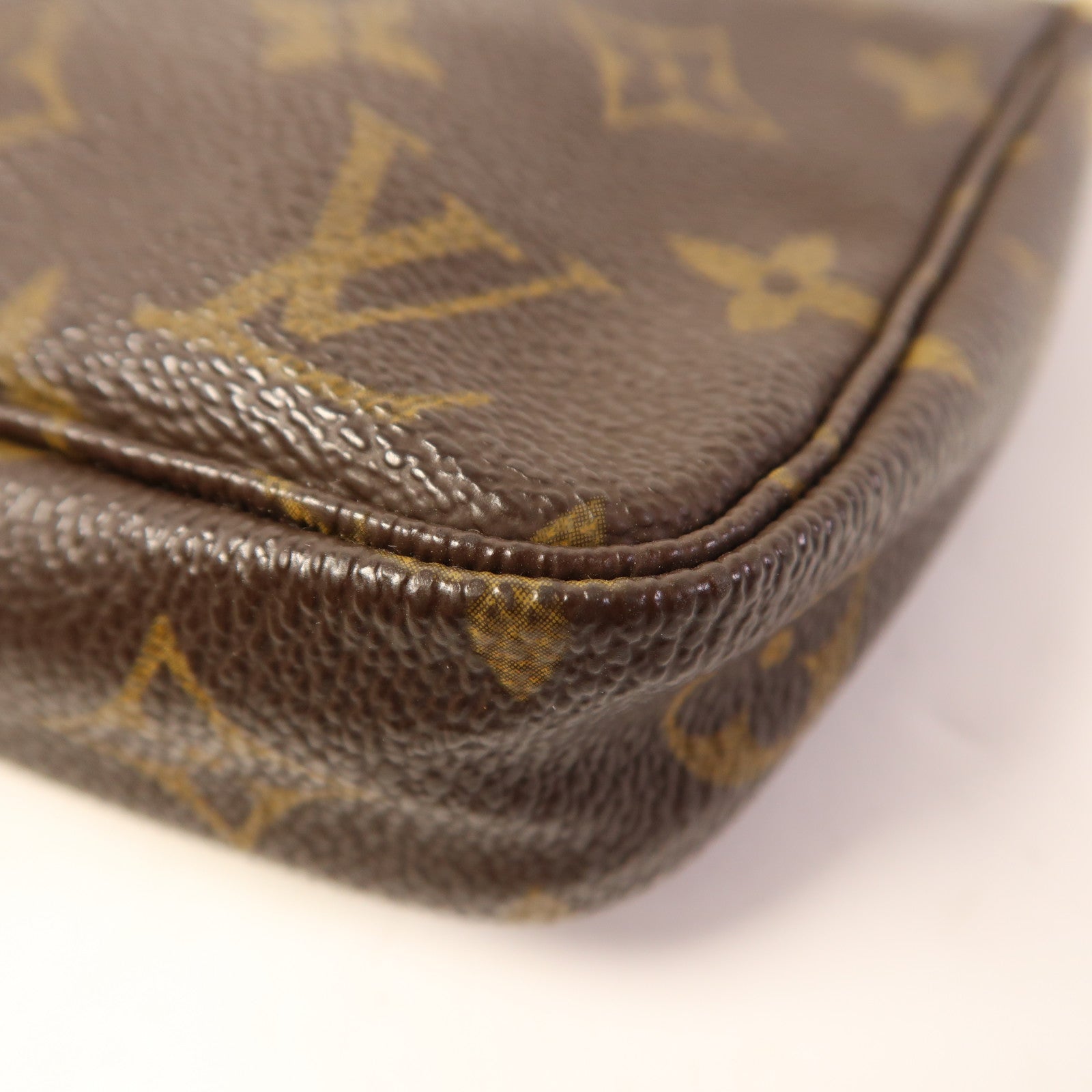 LOUIS VUITTON Monogram Pochette Accessoires金扣手挽袋棕色