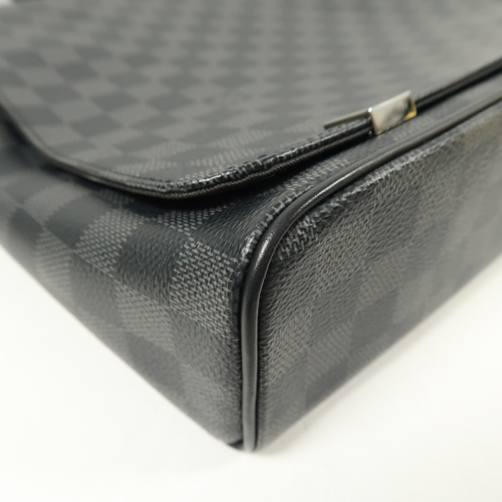 LOUIS VUITTON Damier Graphite District MM銀扣肩背袋