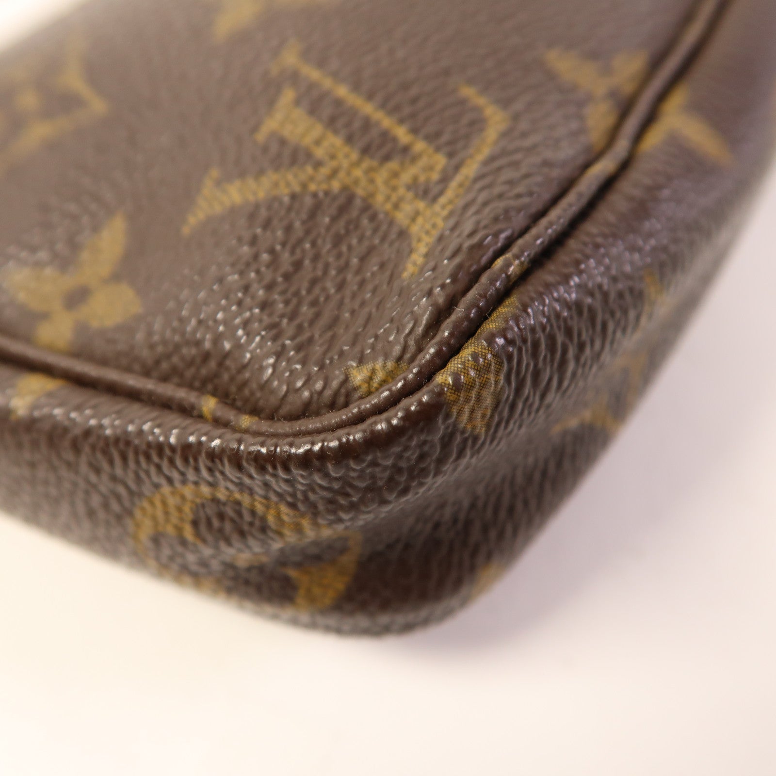 LOUIS VUITTON Monogram Pochette Accessoires金扣手挽袋棕色