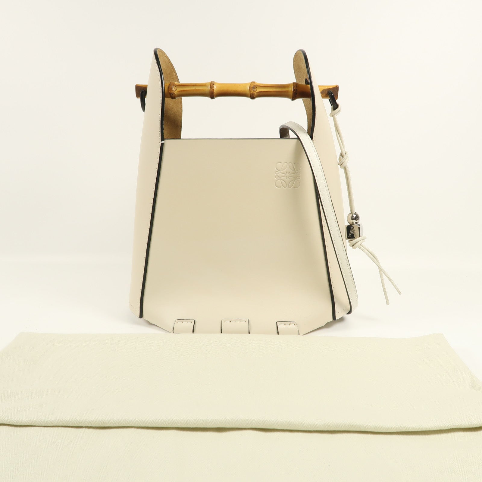 LOEWE 牛皮皮革Bamboo Bucket手挽肩背兩用袋
