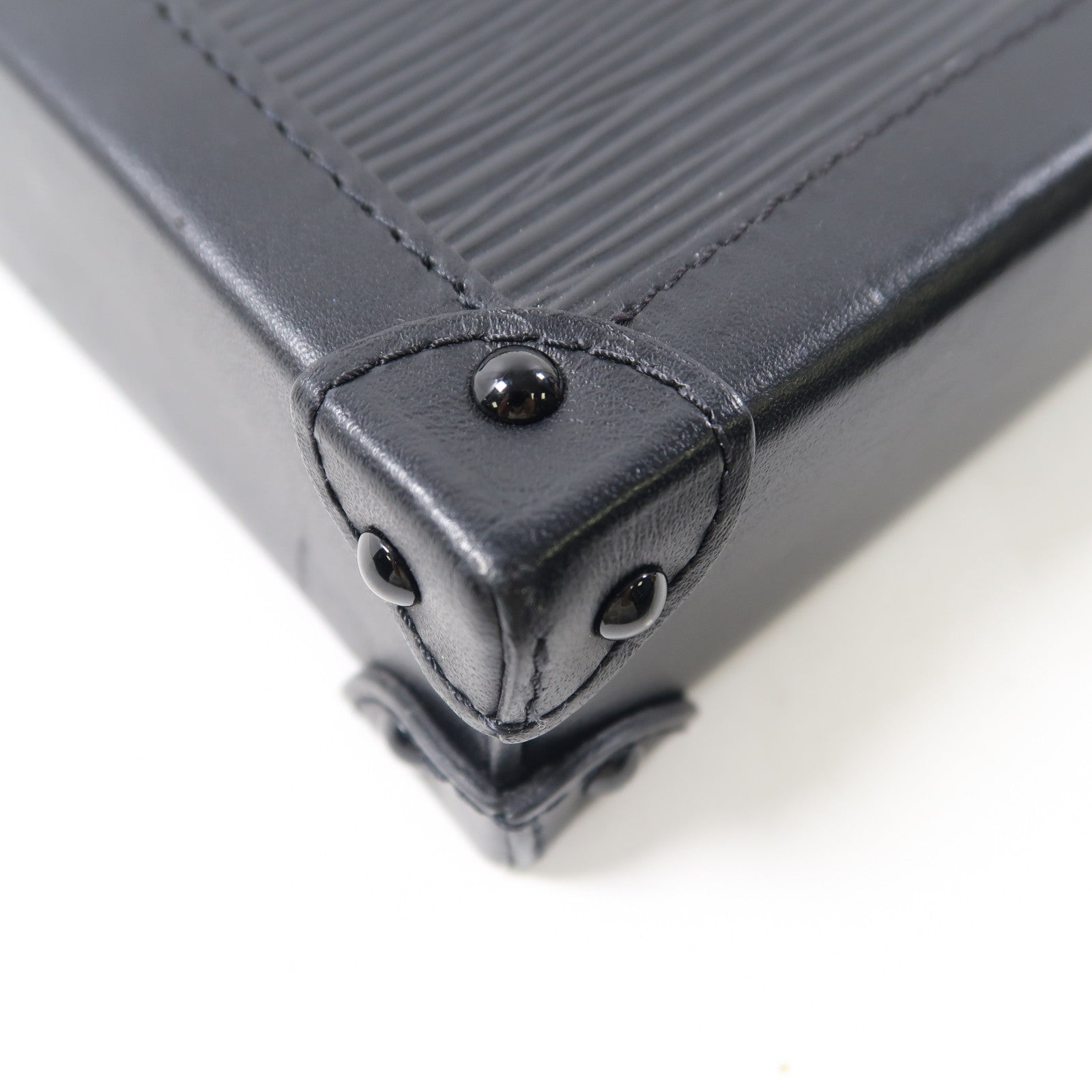 LOUIS VUITTON Epi Trunk Vertical金扣肩背袋黑色