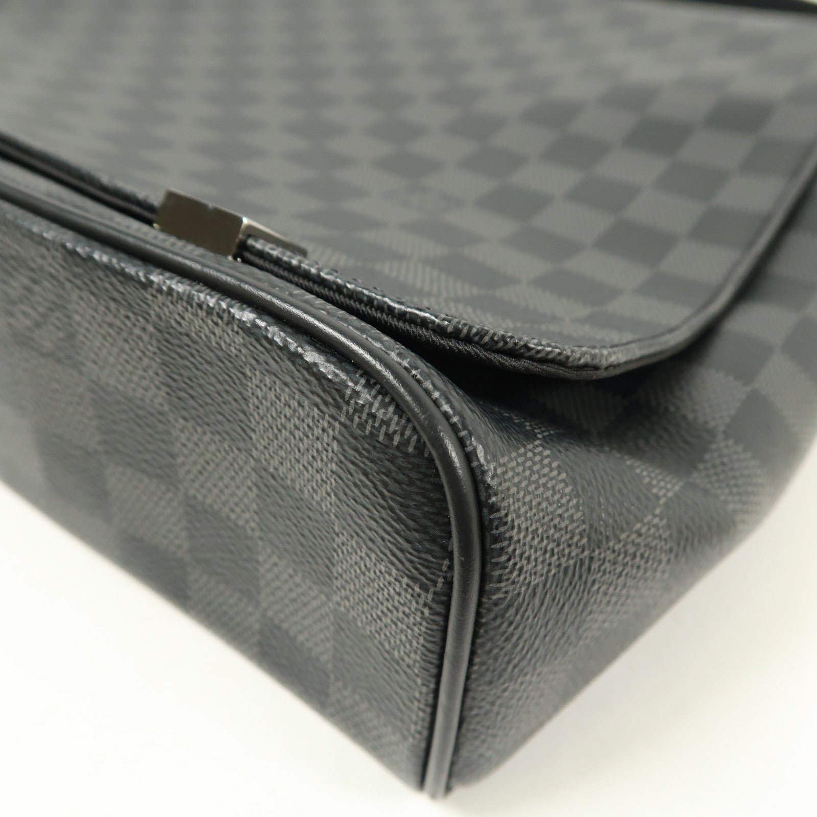 LOUIS VUITTON Damier Graphite District MM銀扣肩背袋