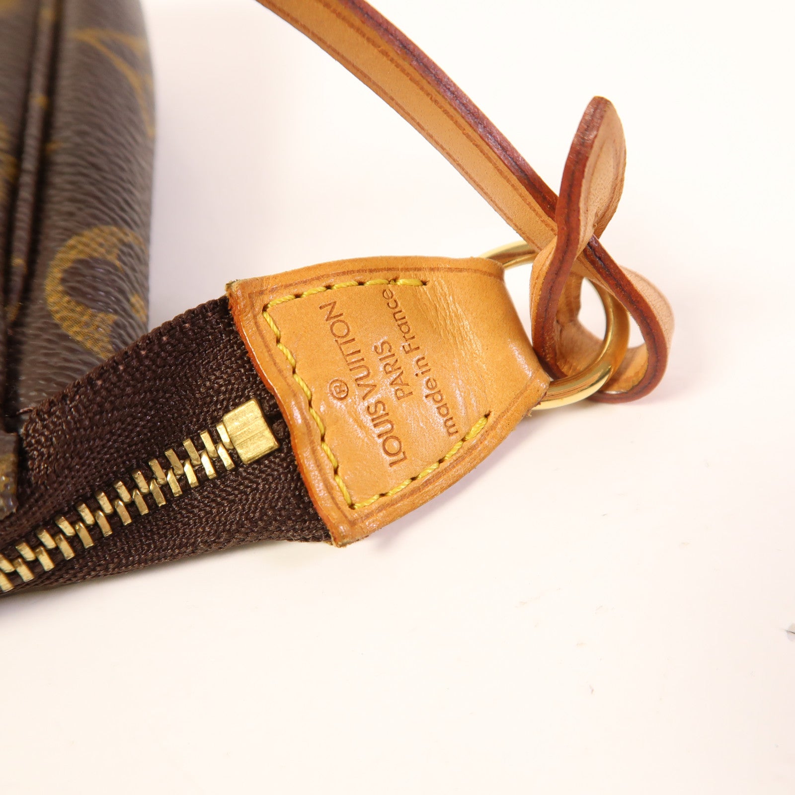 LOUIS VUITTON Monogram Pochette Accessoires金扣手挽袋棕色