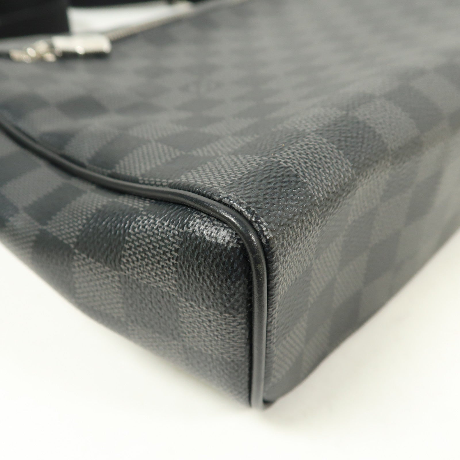 LOUIS VUITTON Damier Graphite District MM銀扣肩背袋