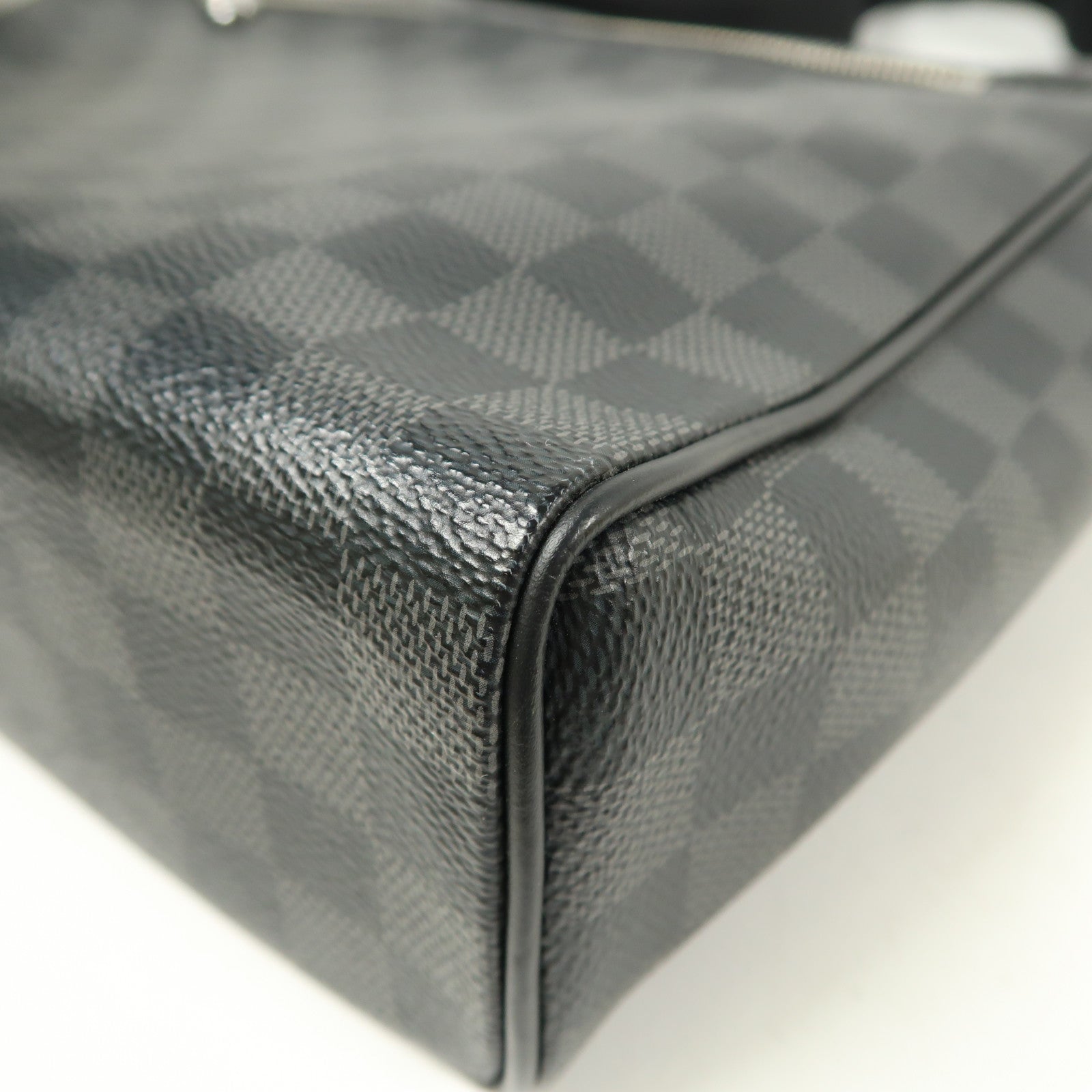 LOUIS VUITTON Damier Graphite District MM銀扣肩背袋