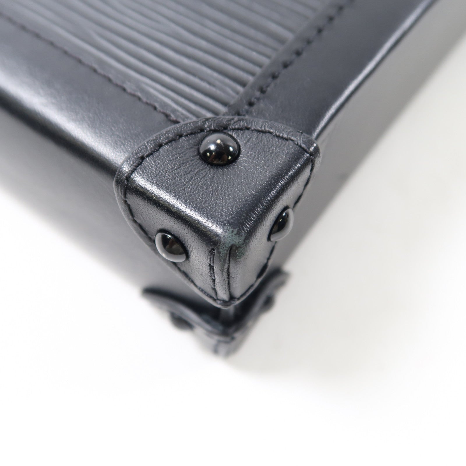 LOUIS VUITTON Epi Trunk Vertical金扣肩背袋黑色