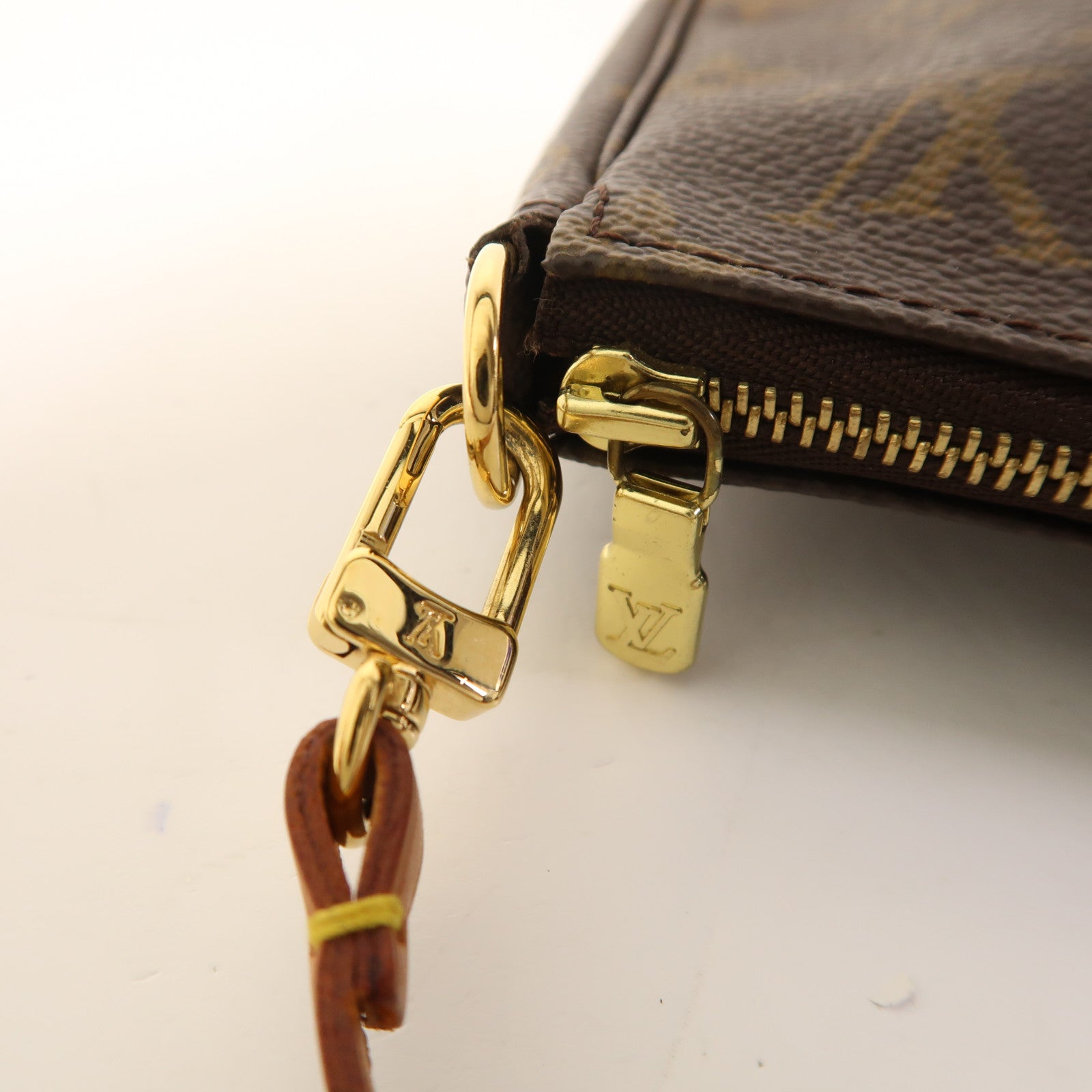 LOUIS VUITTON Monogram Pochette Accessoires金扣手挽袋棕色