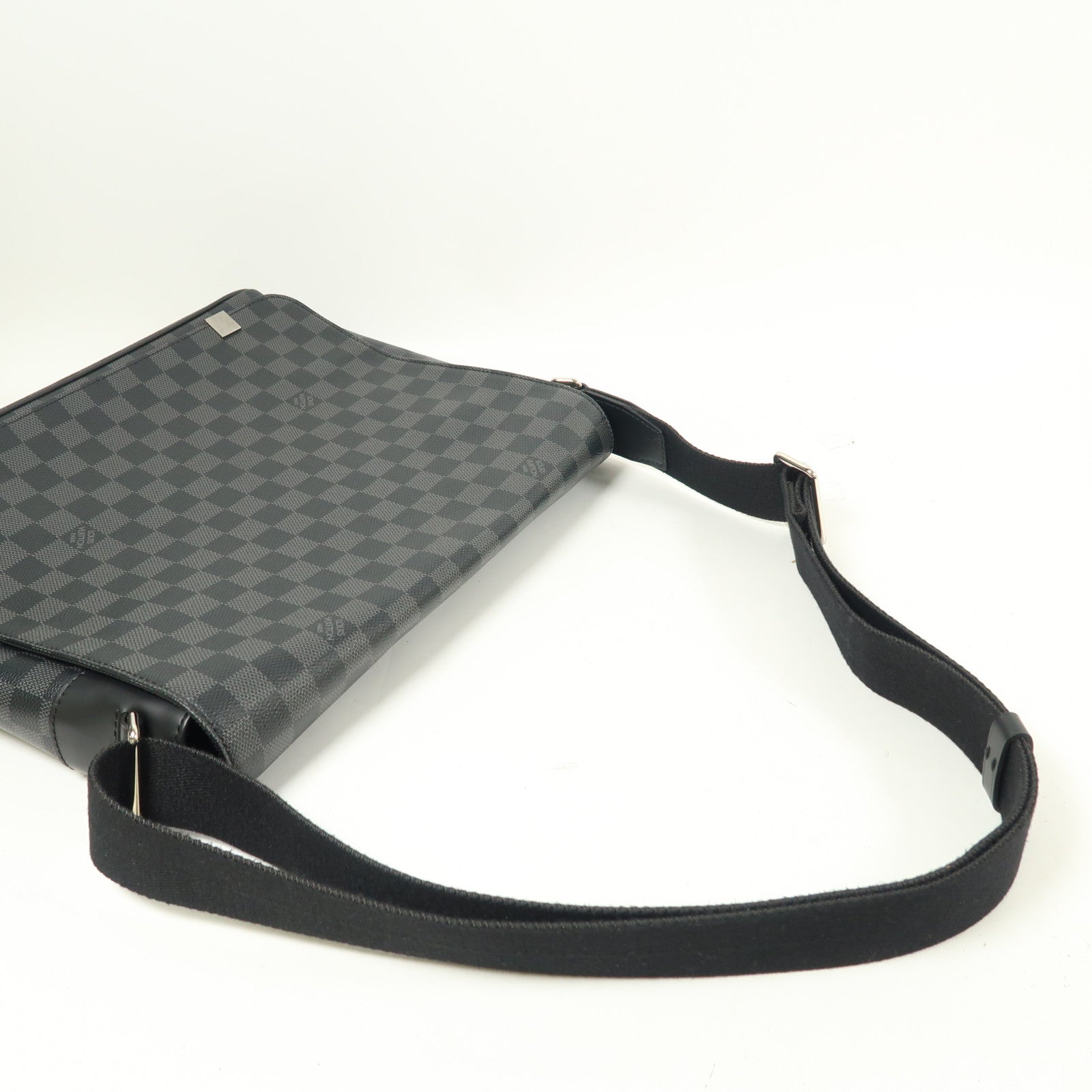 LOUIS VUITTON Damier Graphite District MM銀扣肩背袋