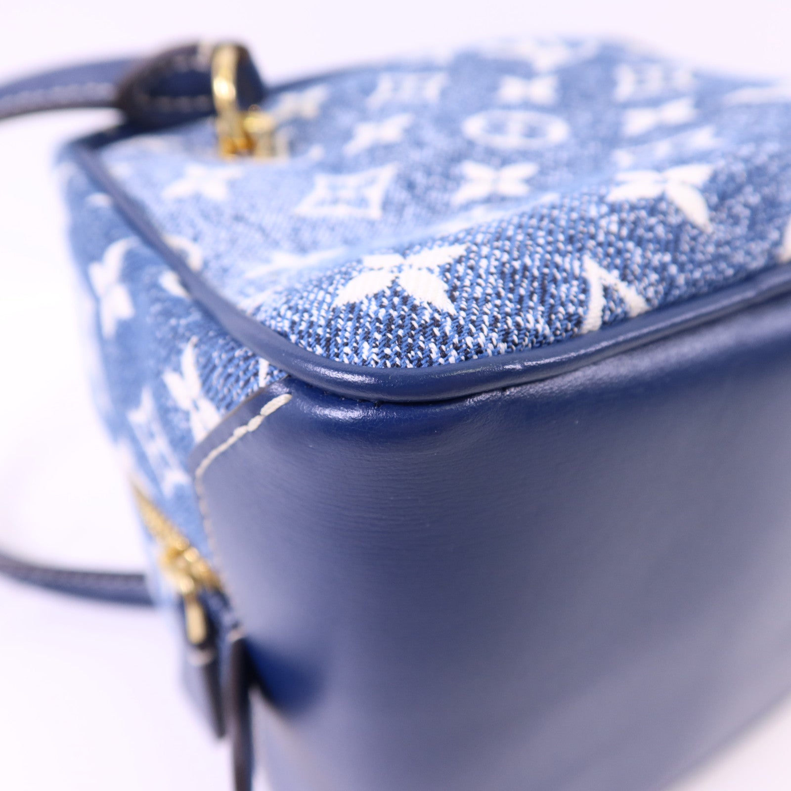 LOUIS VUITTON Monogram Denim Square Bag金扣手挽袋