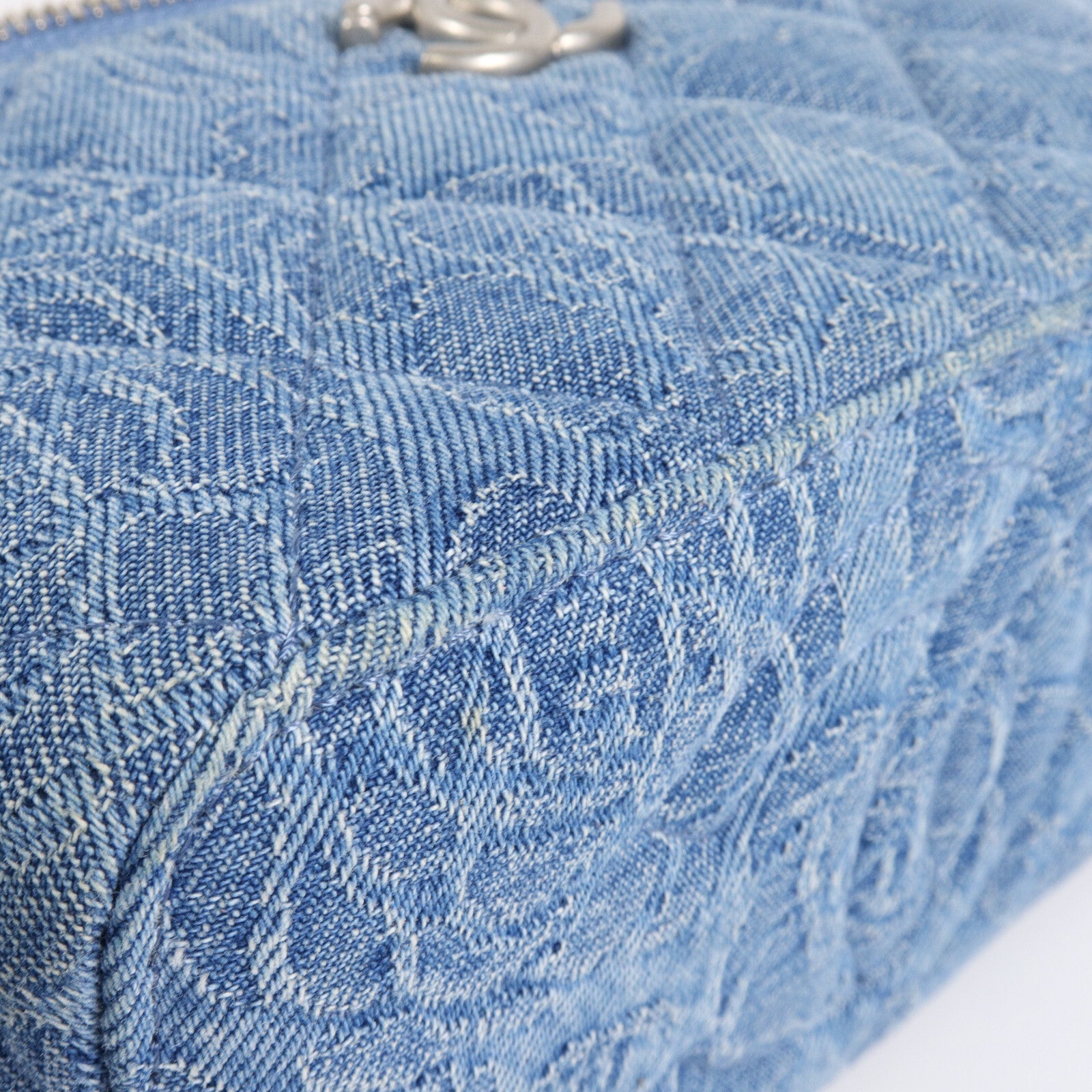 CHANEL 牛仔布Vanity Case鏈帶肩背袋