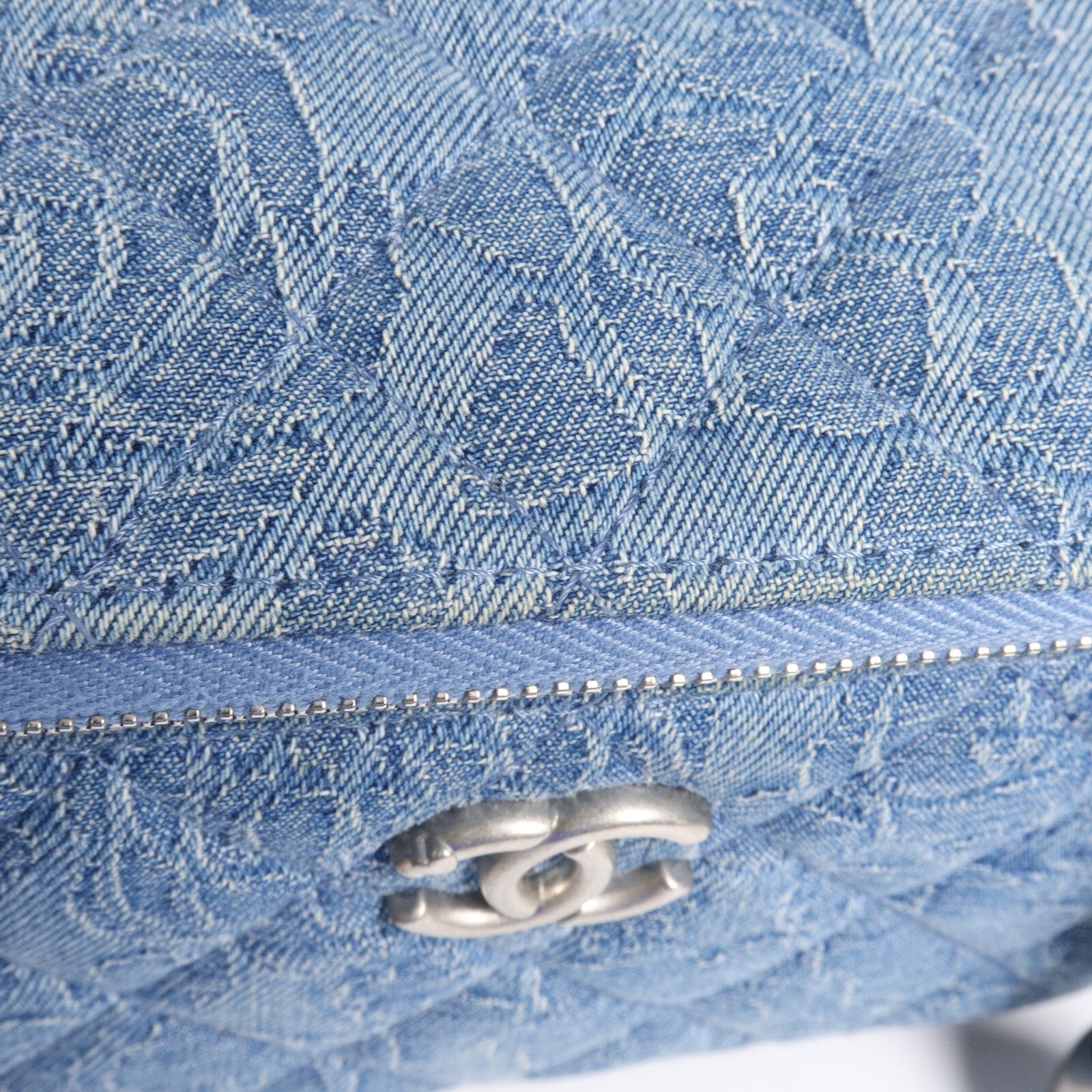 CHANEL 牛仔布Vanity Case鏈帶肩背袋