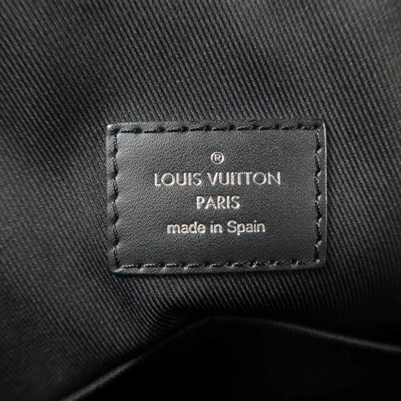LOUIS VUITTON Damier Graphite District MM銀扣肩背袋