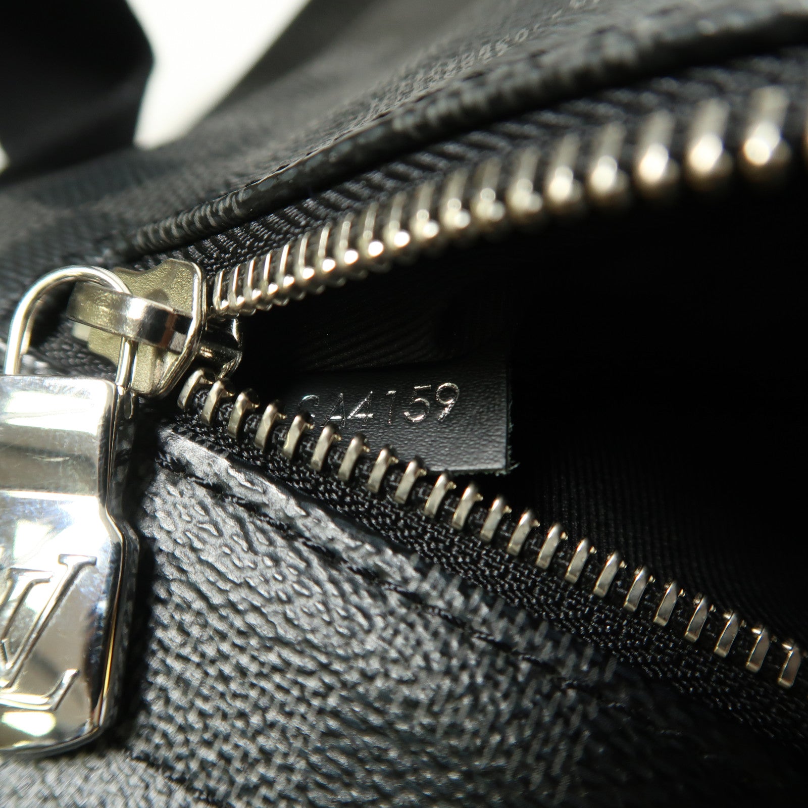 LOUIS VUITTON Damier Graphite District MM銀扣肩背袋
