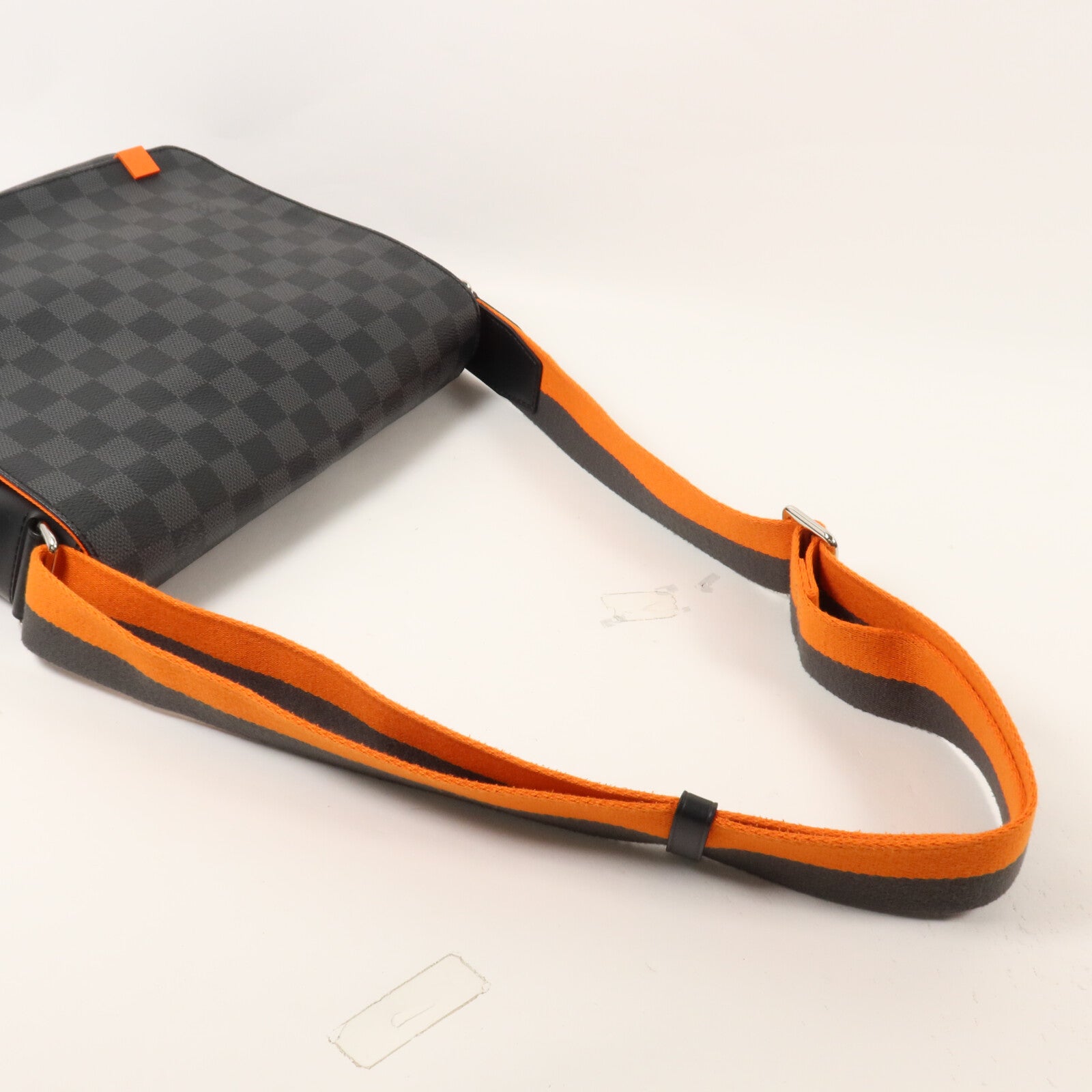 LOUIS VUITTON Damier Ggraphite District PM肩背袋