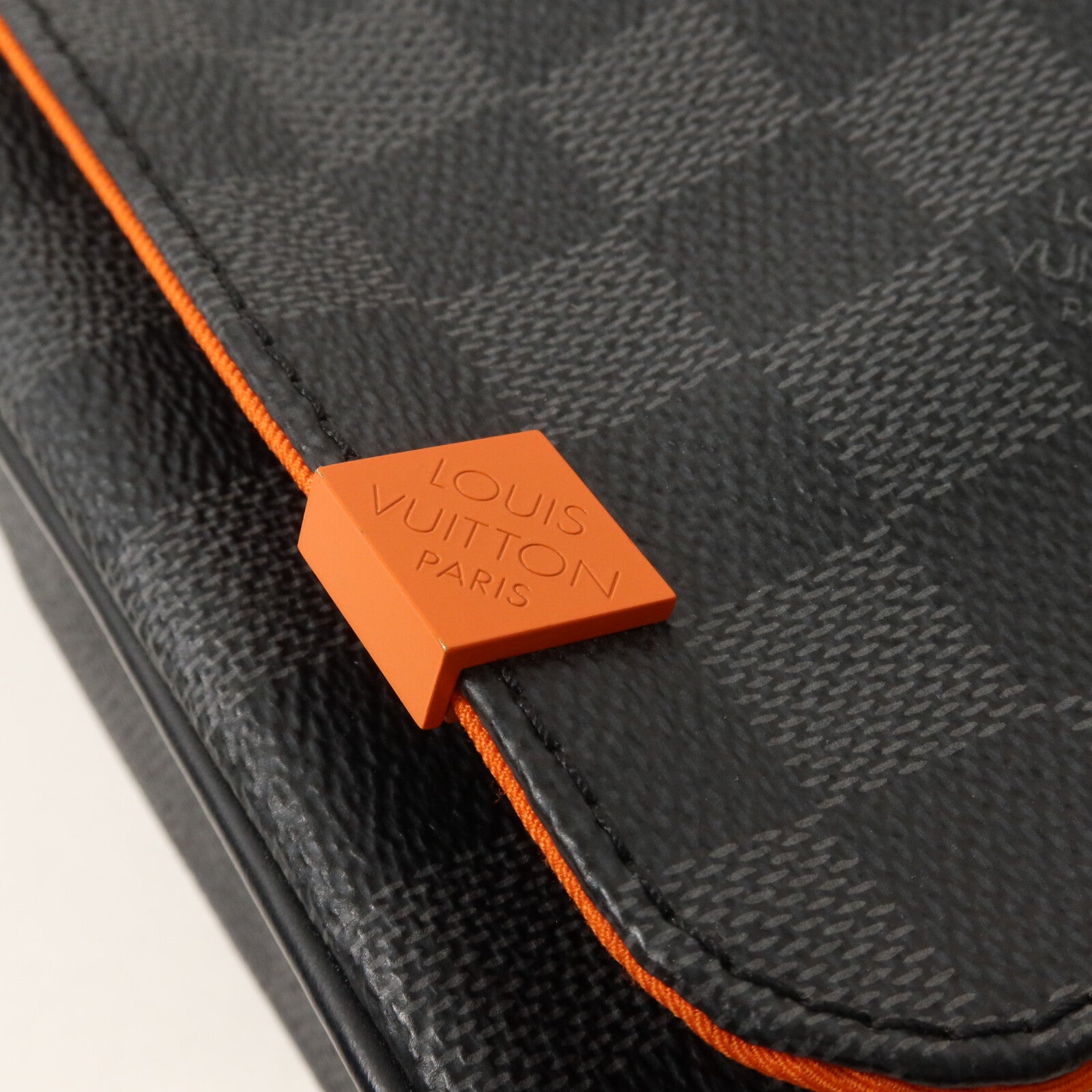LOUIS VUITTON Damier Ggraphite District PM肩背袋