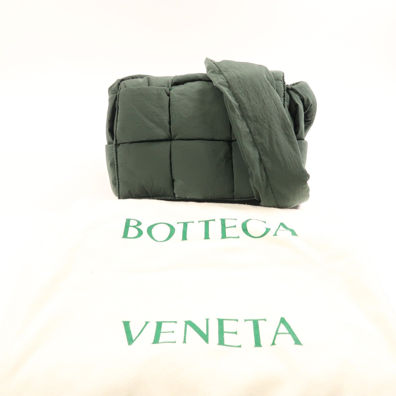 BOTTEGA VENETA 尼龍Small Padded Tech Cassette銀扣肩背袋