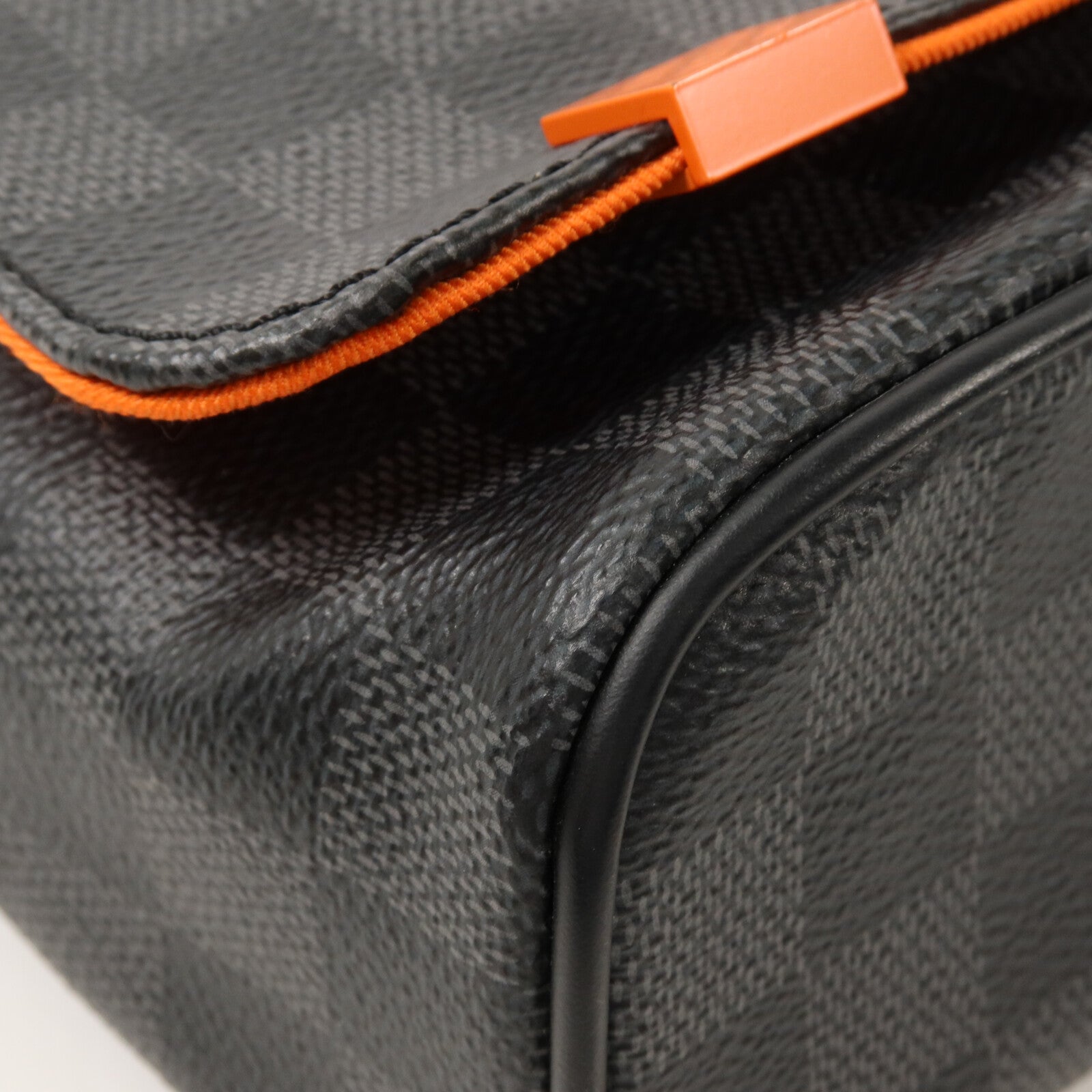 LOUIS VUITTON Damier Ggraphite District PM肩背袋