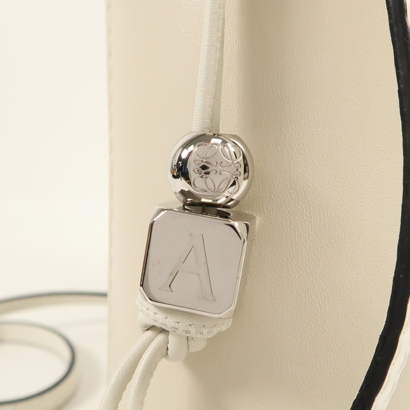 LOEWE 牛皮皮革Bamboo Bucket手挽肩背兩用袋