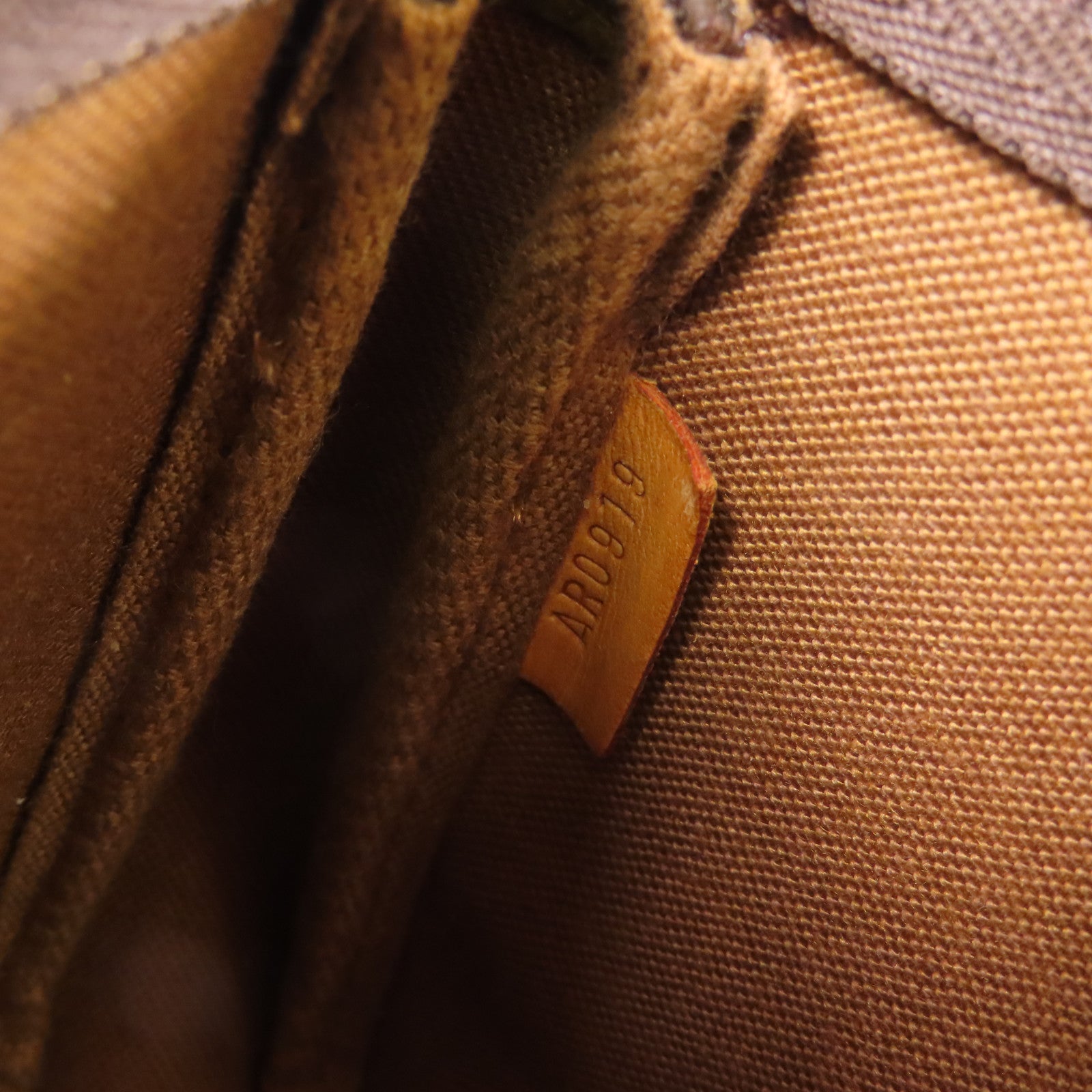 LOUIS VUITTON Monogram Pochette Accessoires金扣手挽袋棕色