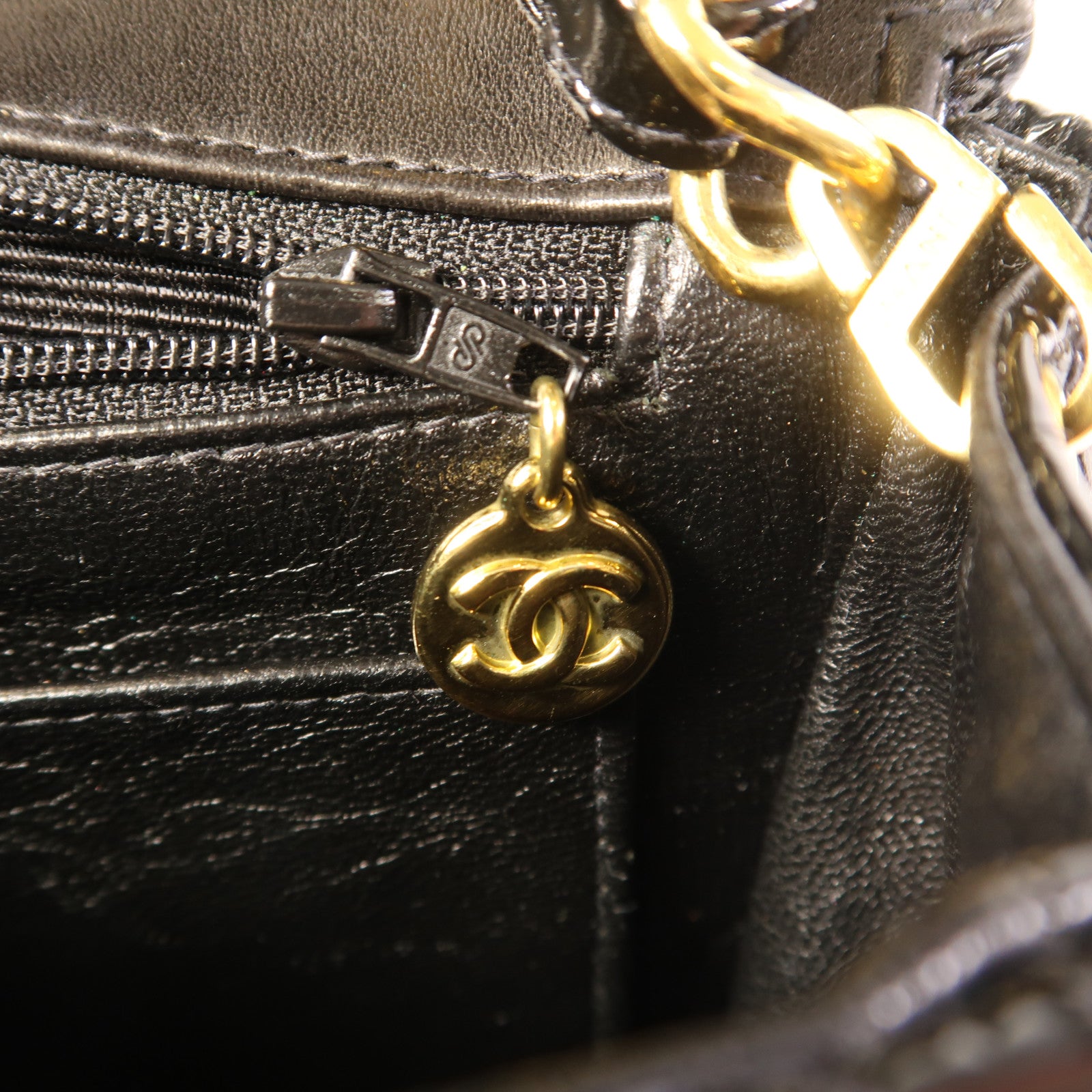 CHANEL 漆皮皮革Chain Shoulder金扣鏈帶肩背袋