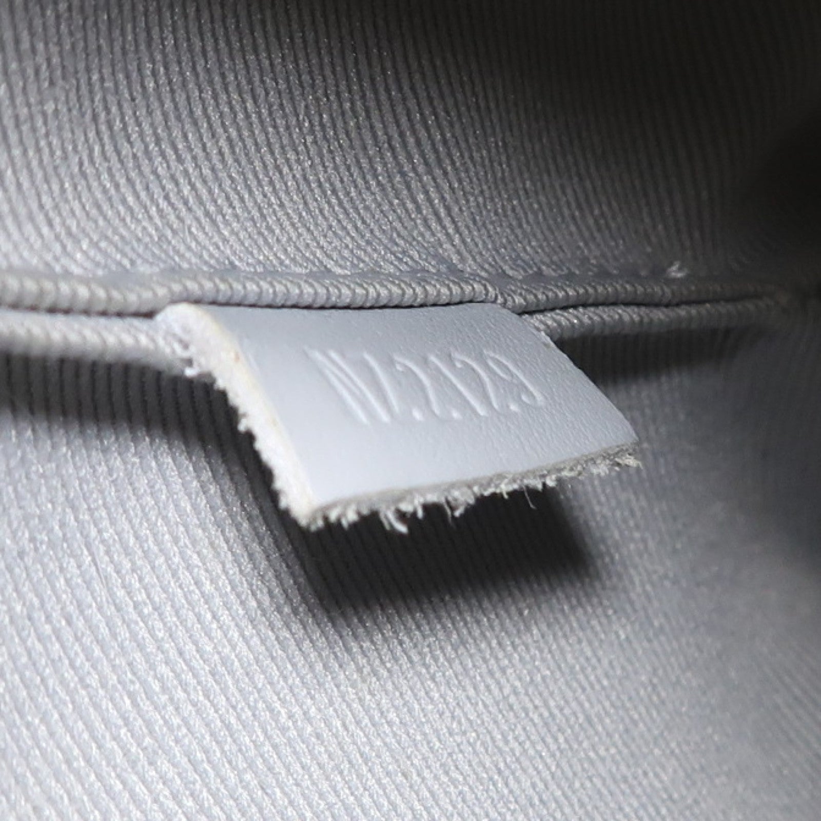 LOUIS VUITTON White Monogram Chalk Nano銀扣肩背袋白色/灰色