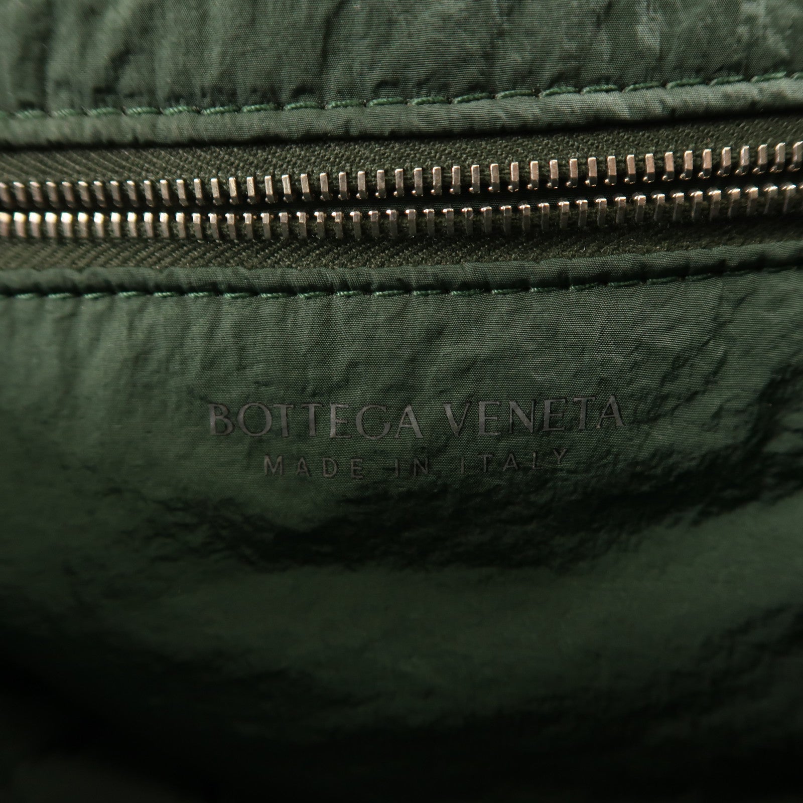 BOTTEGA VENETA 尼龍Small Padded Tech Cassette銀扣肩背袋