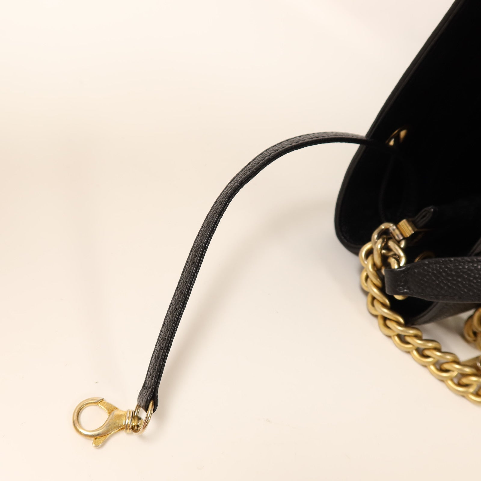 CHANEL 【激減優惠】牛皮皮革Bucket金扣鏈帶肩背袋