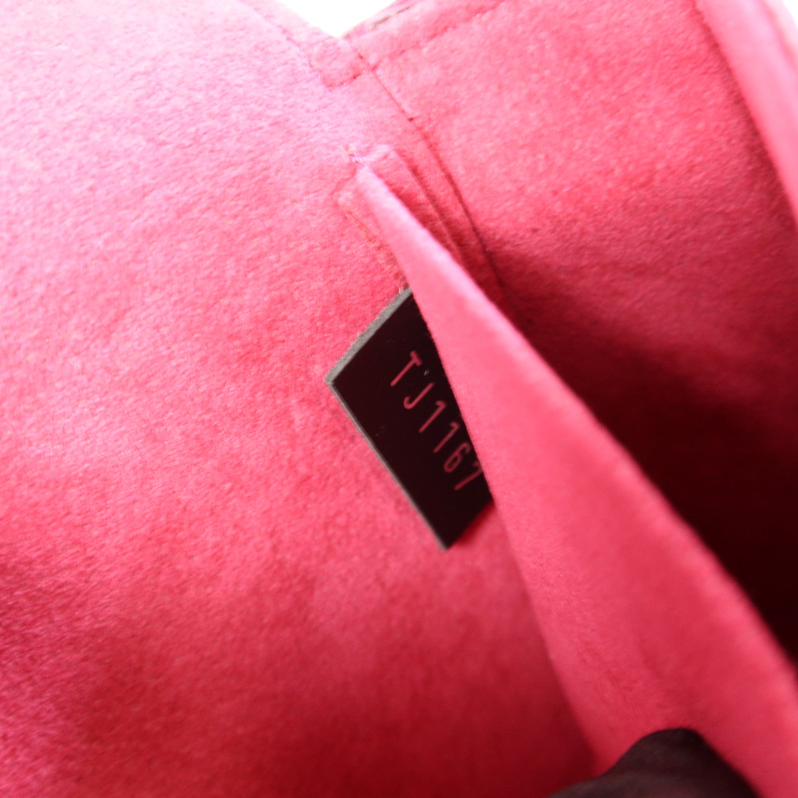 LOUIS VUITTON Epi Pochette Felicie銀扣鏈帶肩背袋