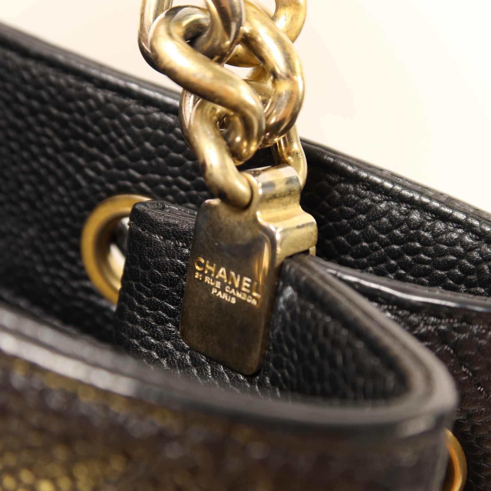 CHANEL 【激減優惠】牛皮皮革Bucket金扣鏈帶肩背袋