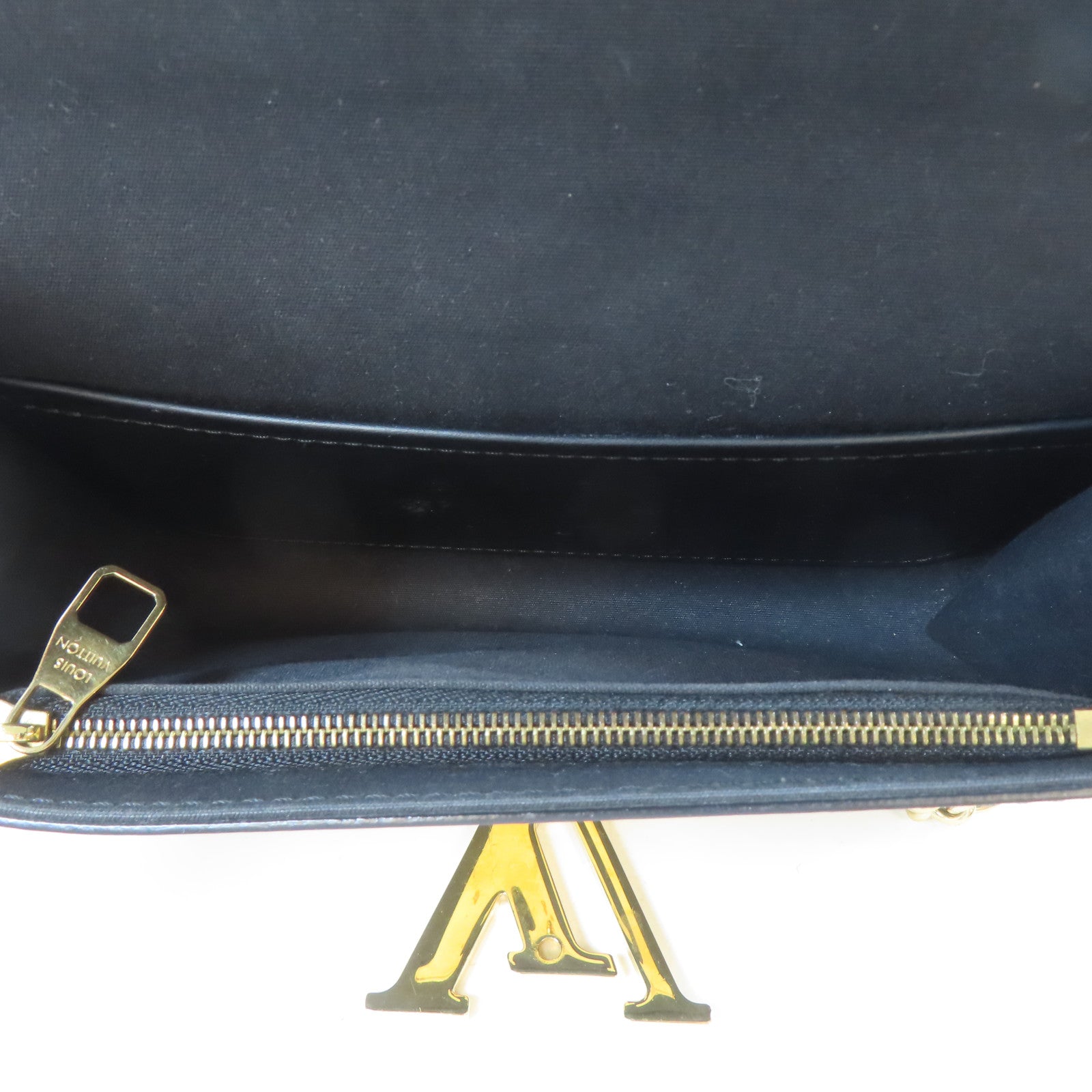 LOUIS VUITTON 漆皮皮革Pochette Louise MM金扣鏈帶肩背袋黑色