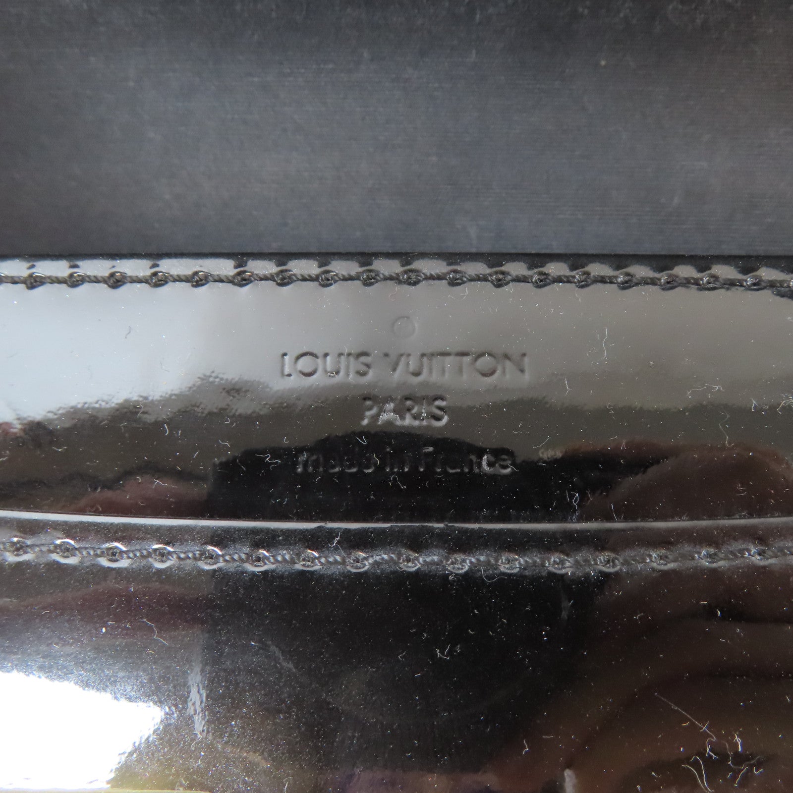 LOUIS VUITTON 漆皮皮革Pochette Louise MM金扣鏈帶肩背袋黑色