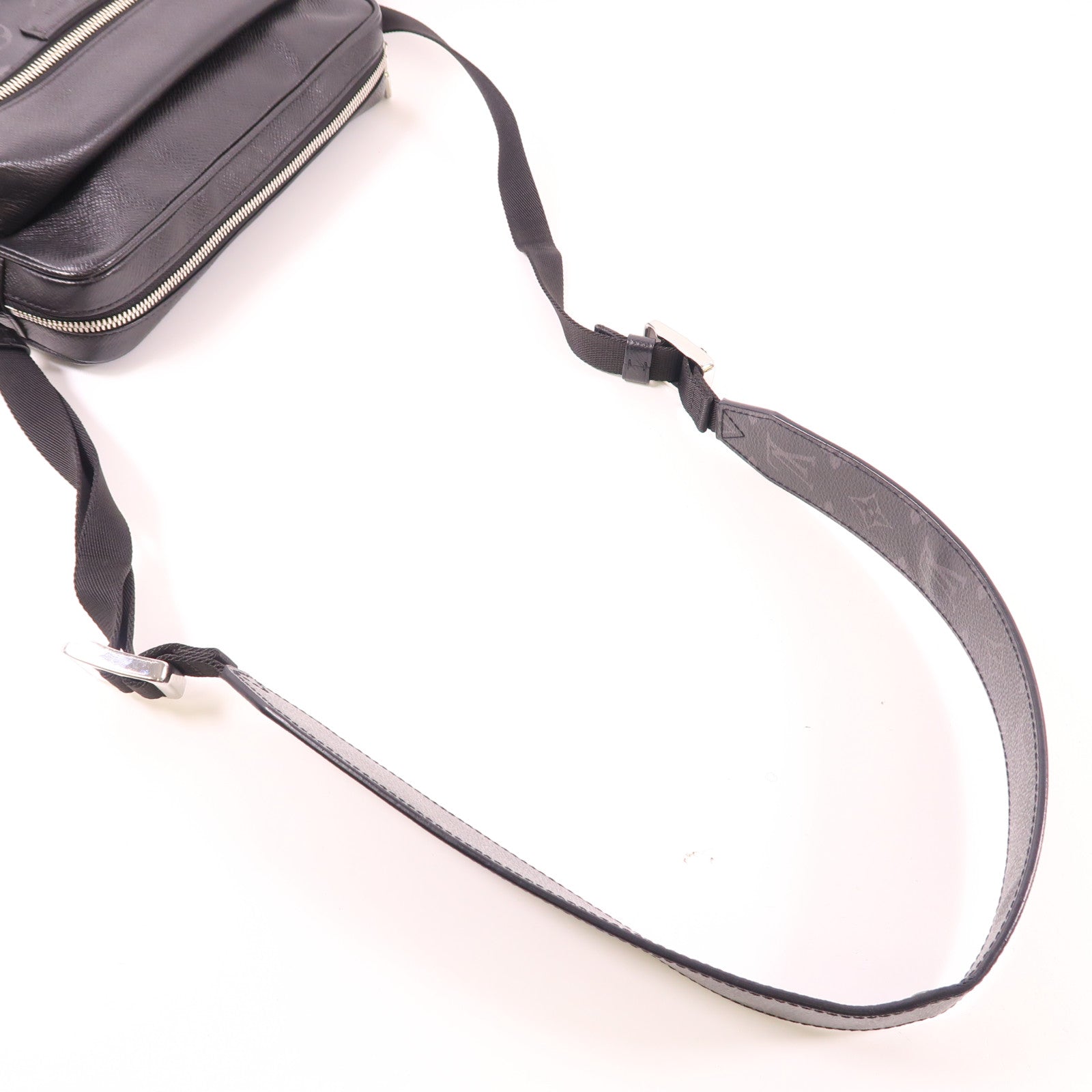 LOUIS VUITTON Monogram Eclipse/Taiga Outdoor Messenger銀扣肩背袋
